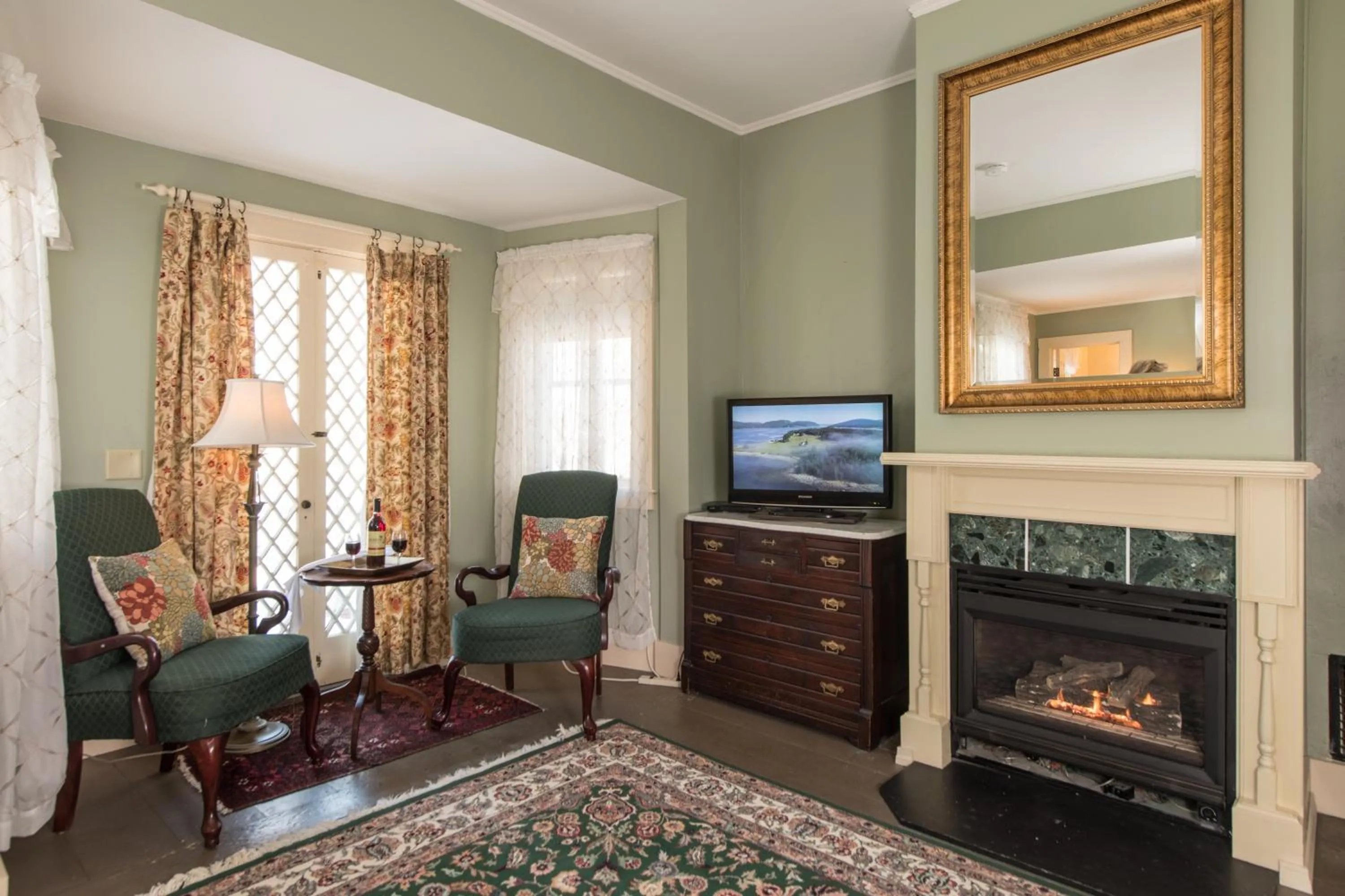 Seating area in Mira Monte Inn & Suites