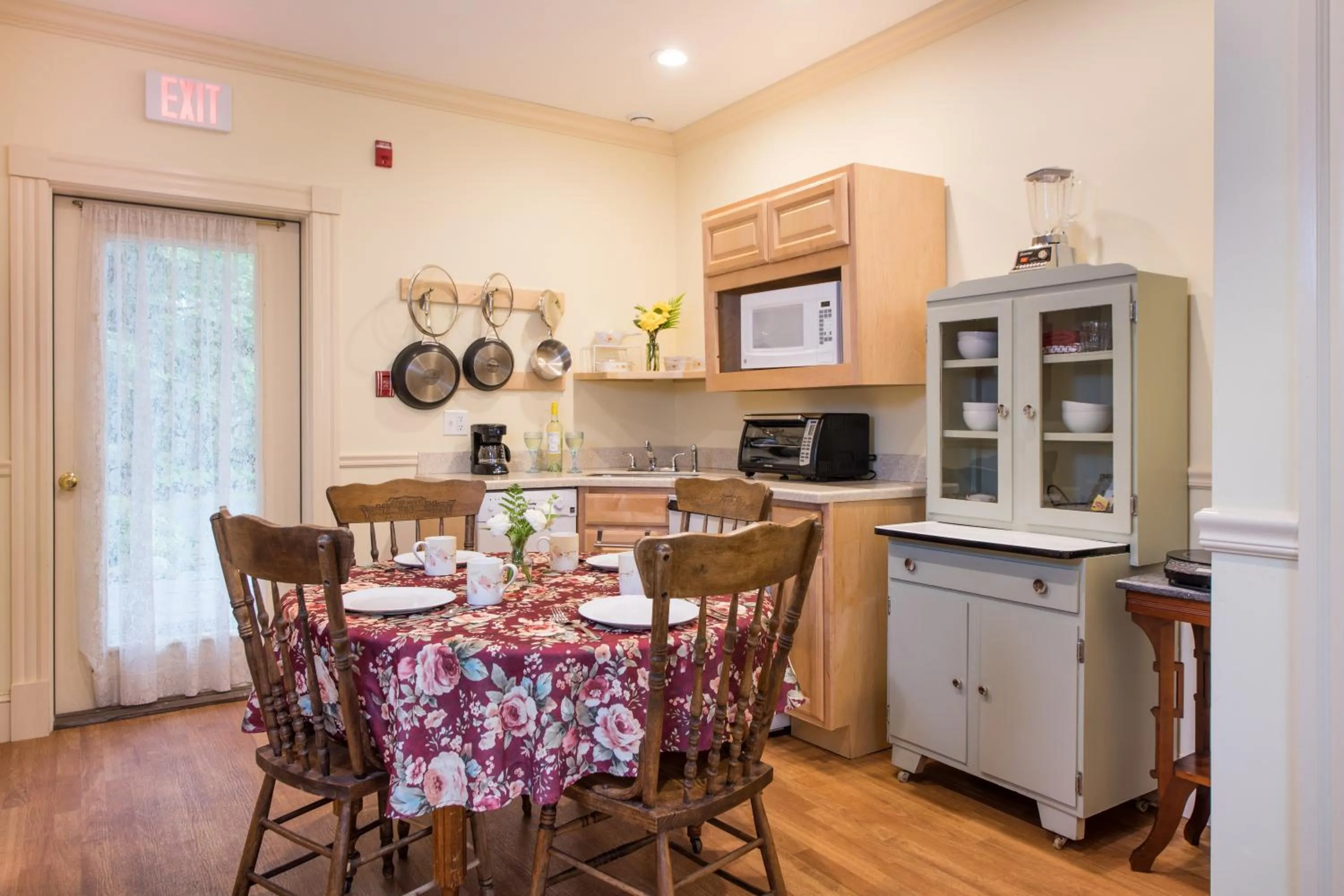 Kitchen or kitchenette in Mira Monte Inn & Suites
