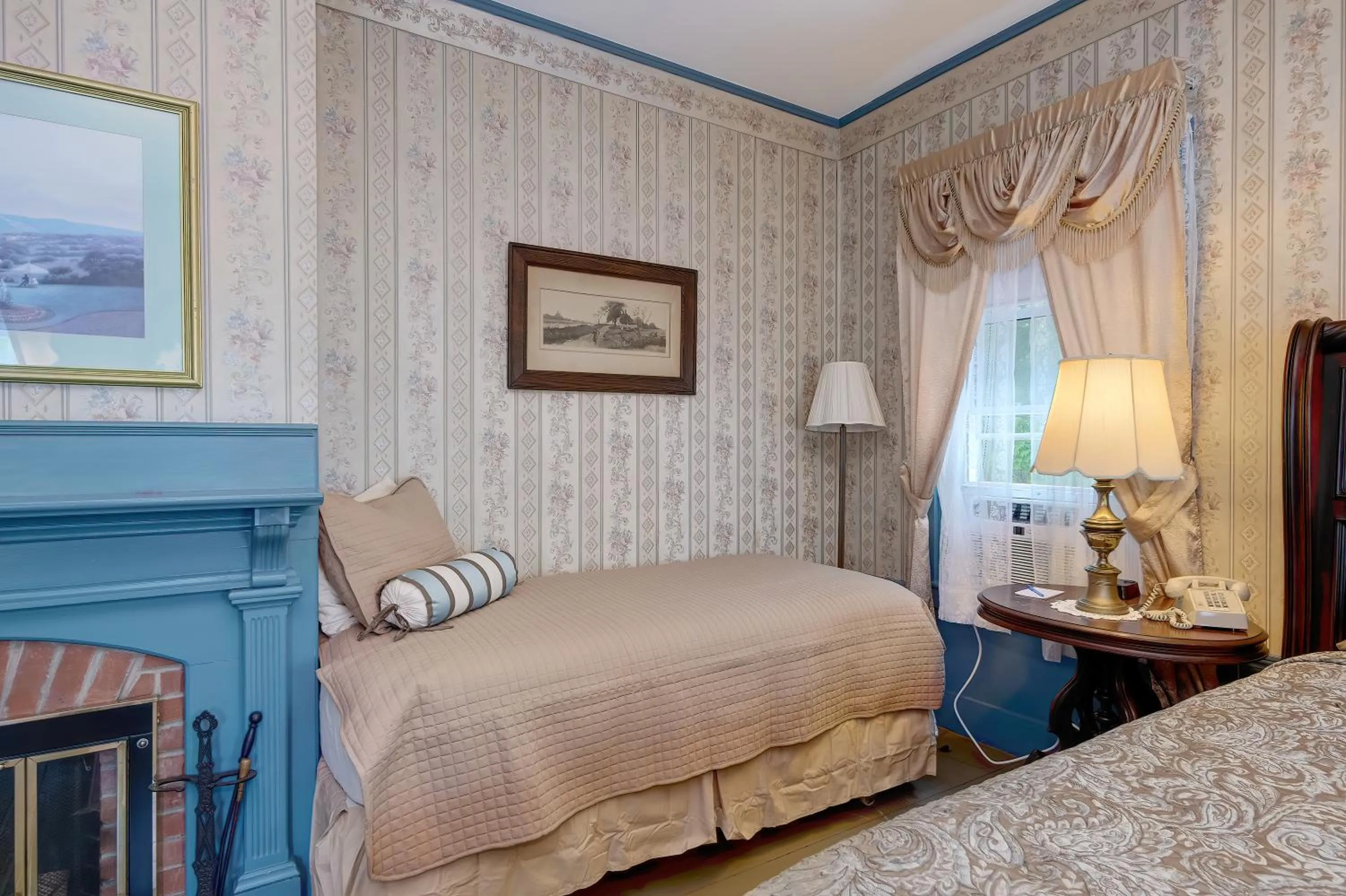 Bed in Mira Monte Inn & Suites