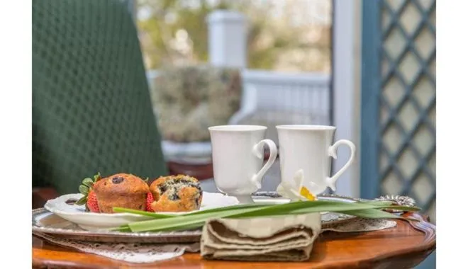 Buffet breakfast in Mira Monte Inn & Suites