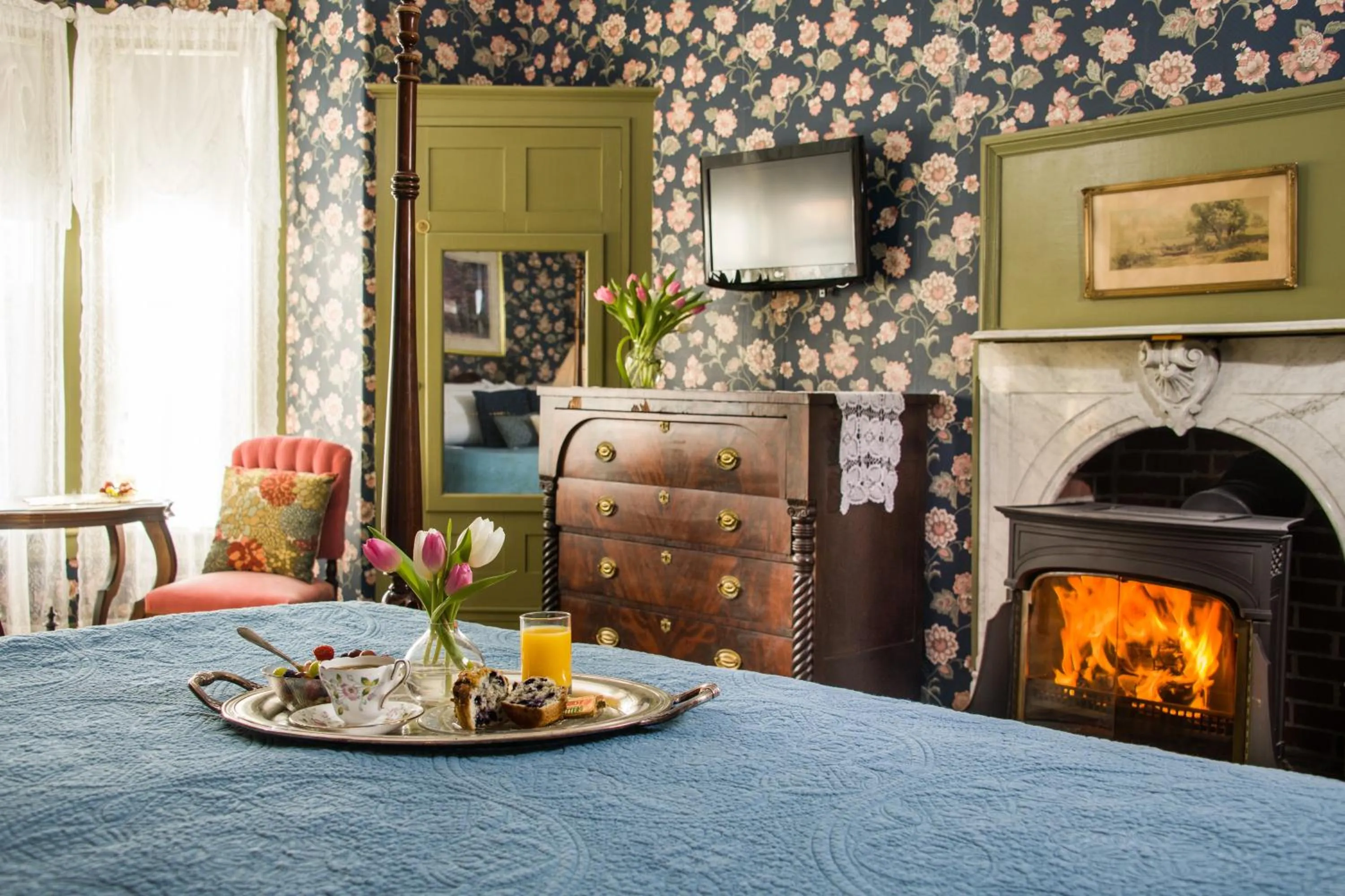 Bed in Mira Monte Inn & Suites