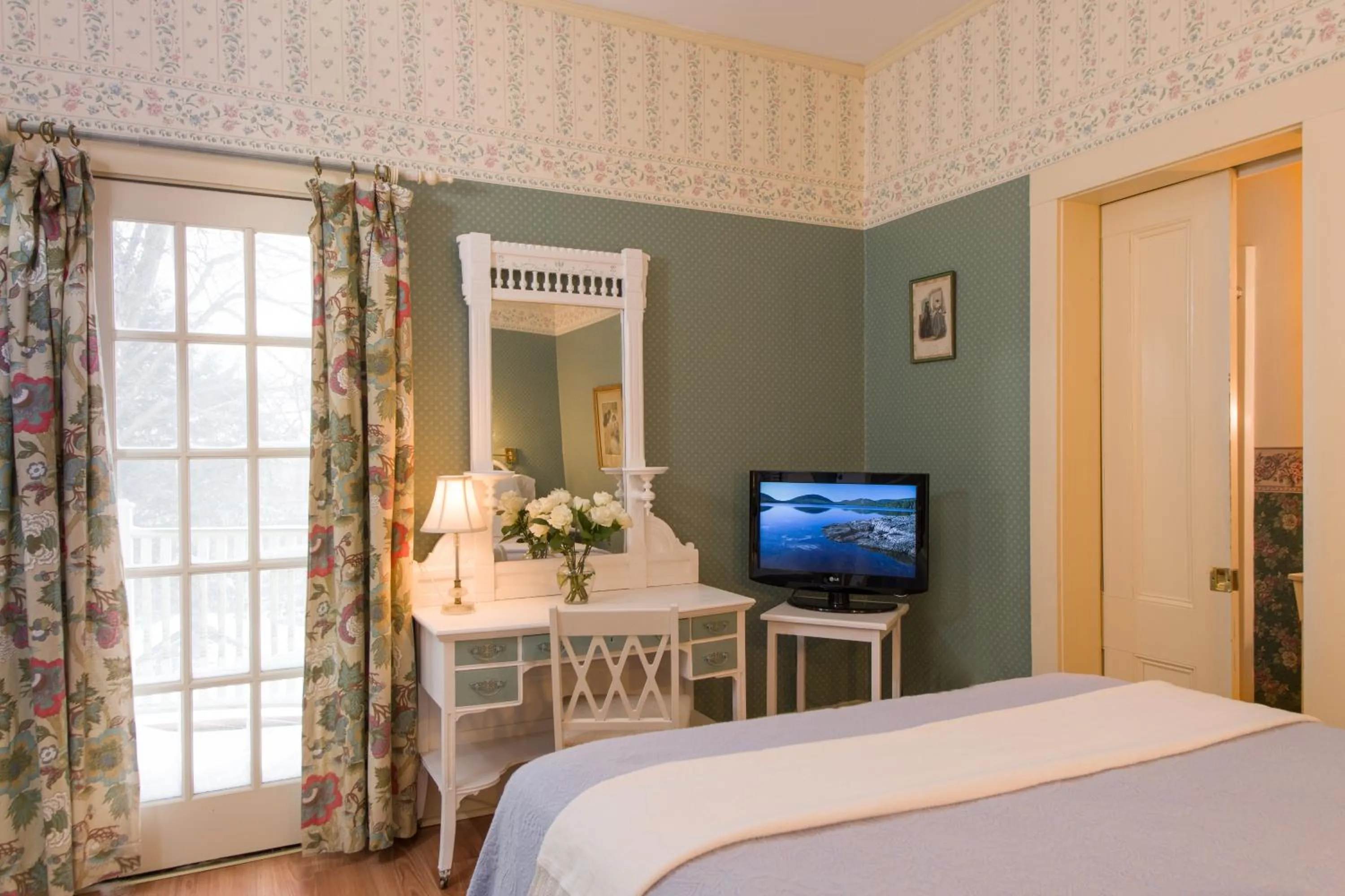 Bed in Mira Monte Inn & Suites