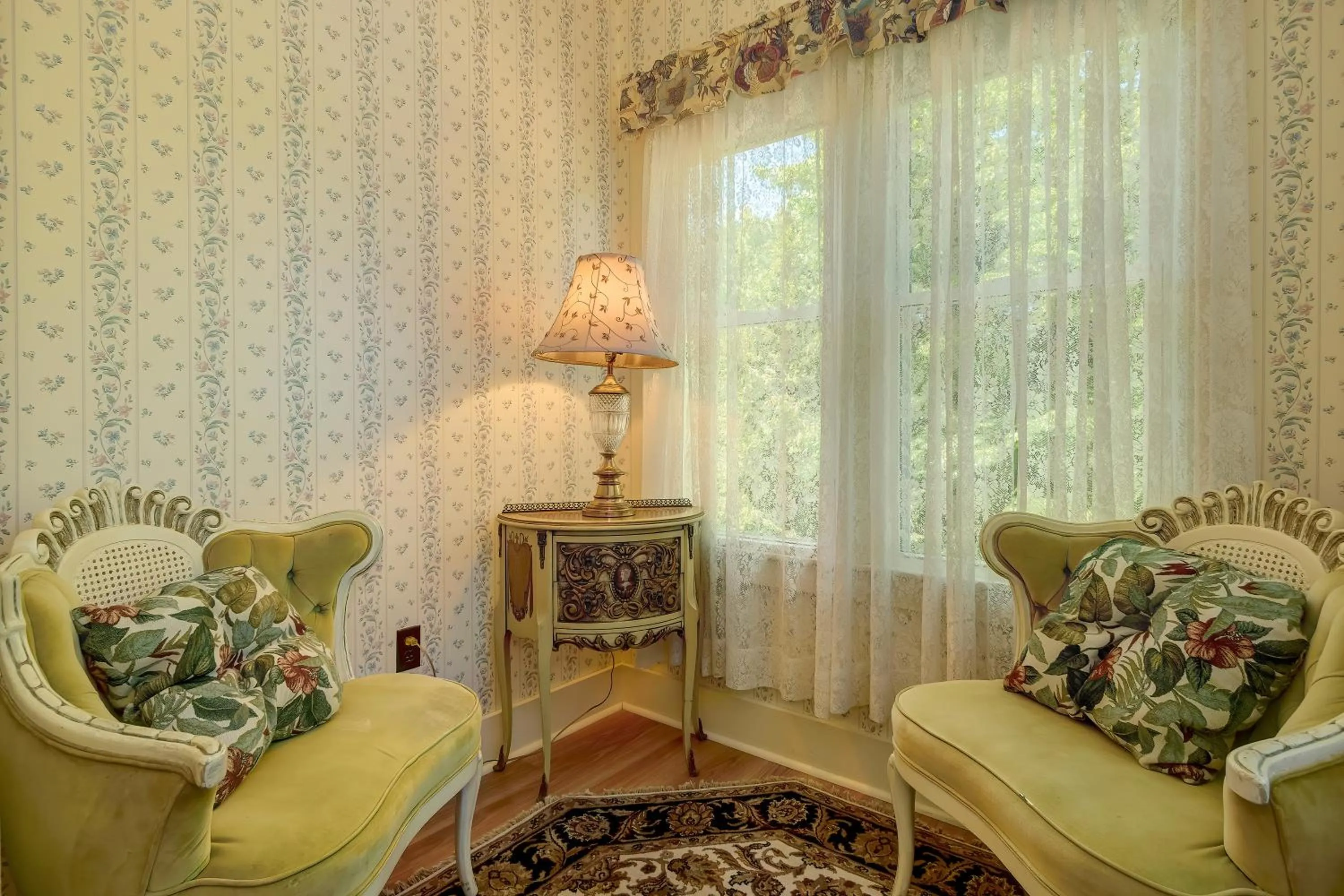 Seating area in Mira Monte Inn & Suites