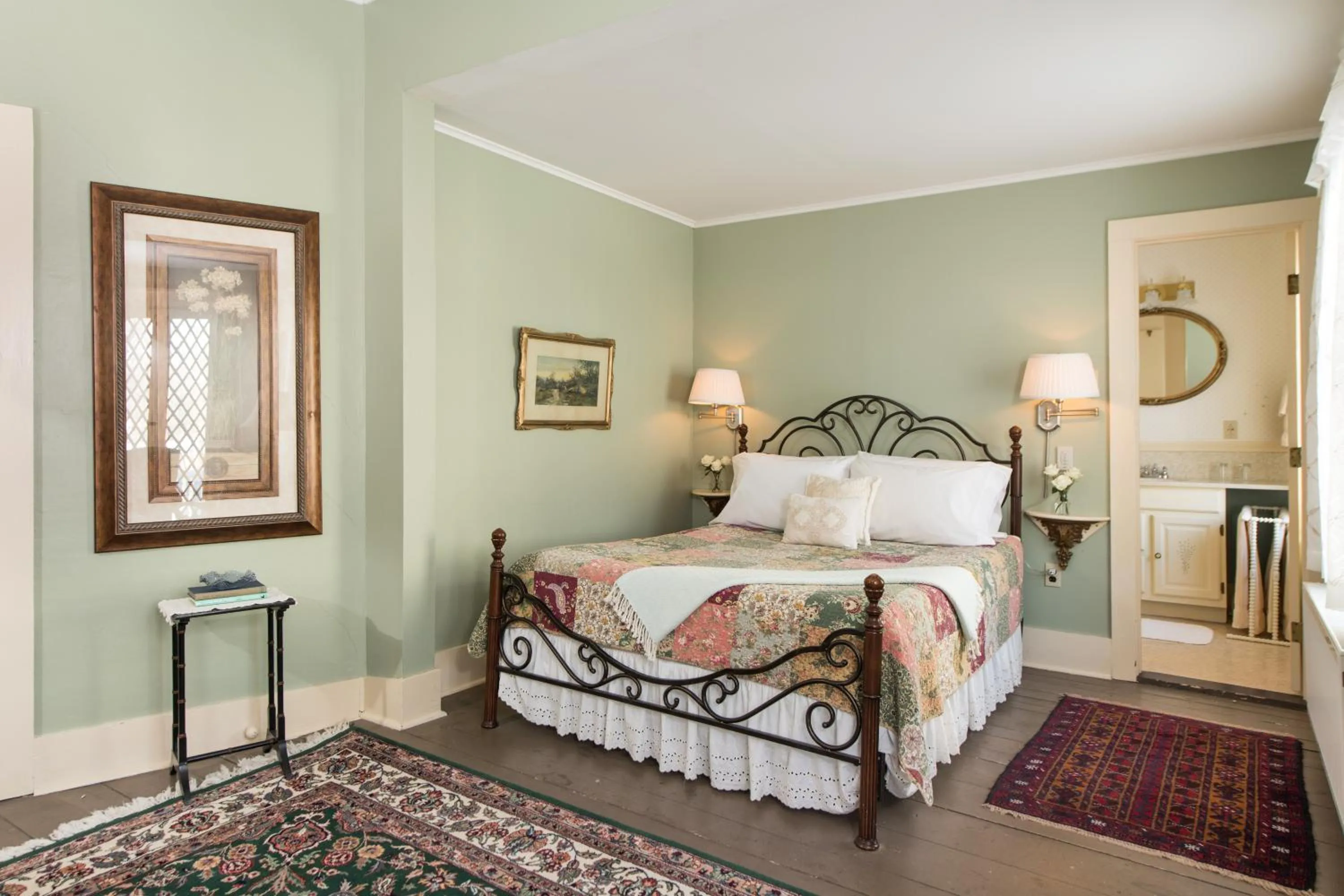 Bed in Mira Monte Inn & Suites