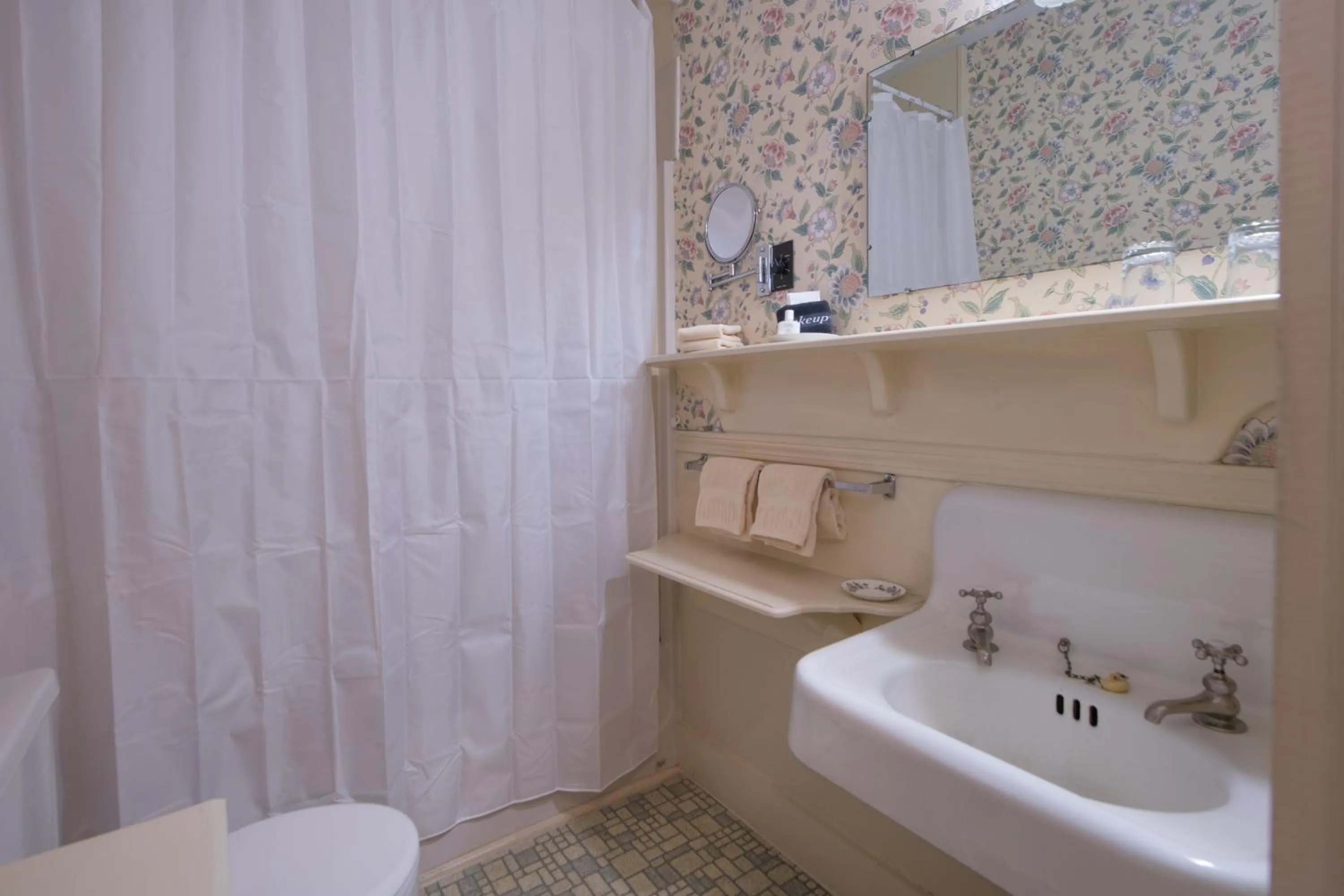 Bathroom in Mira Monte Inn & Suites