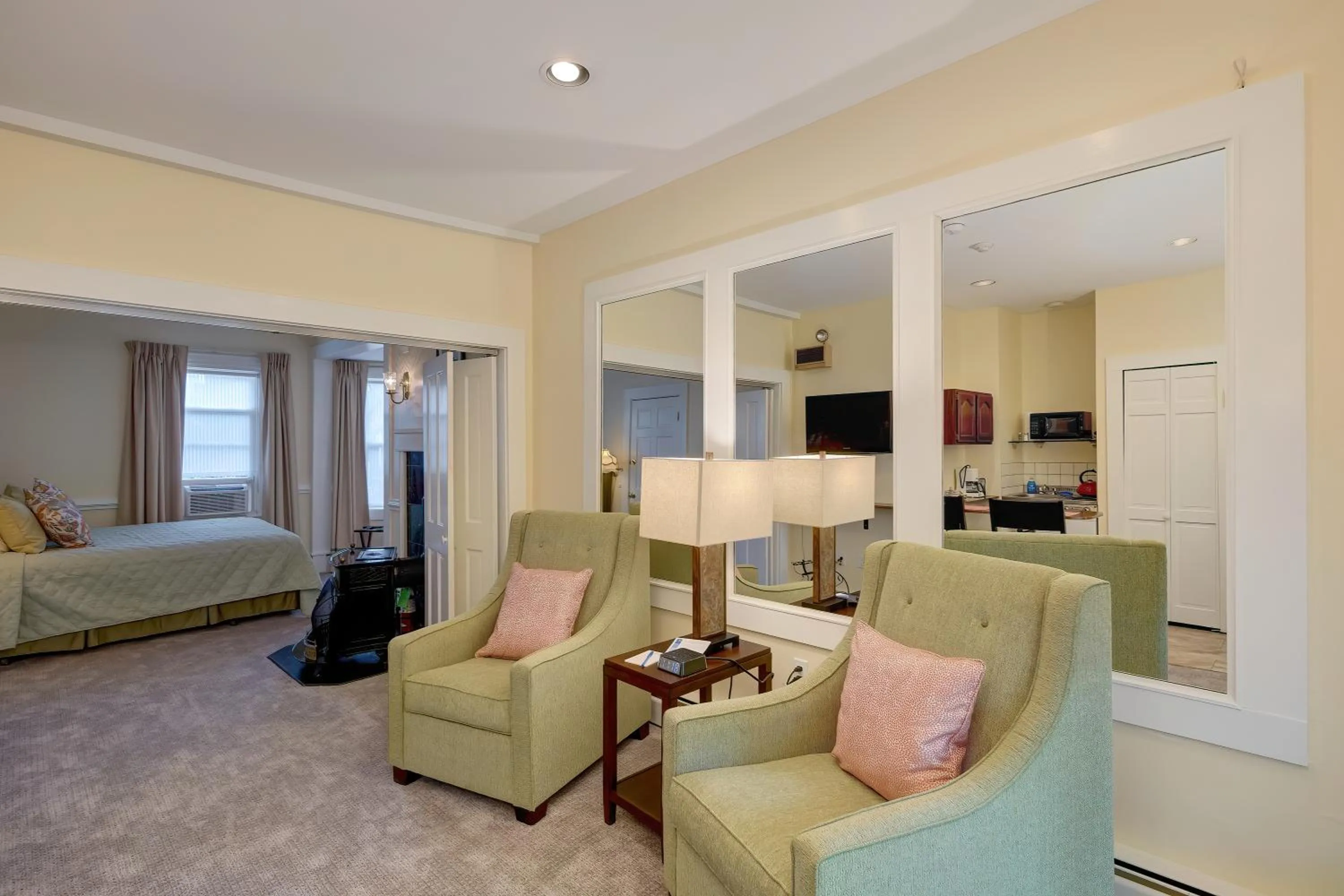 Seating area, Bed in Mira Monte Inn & Suites