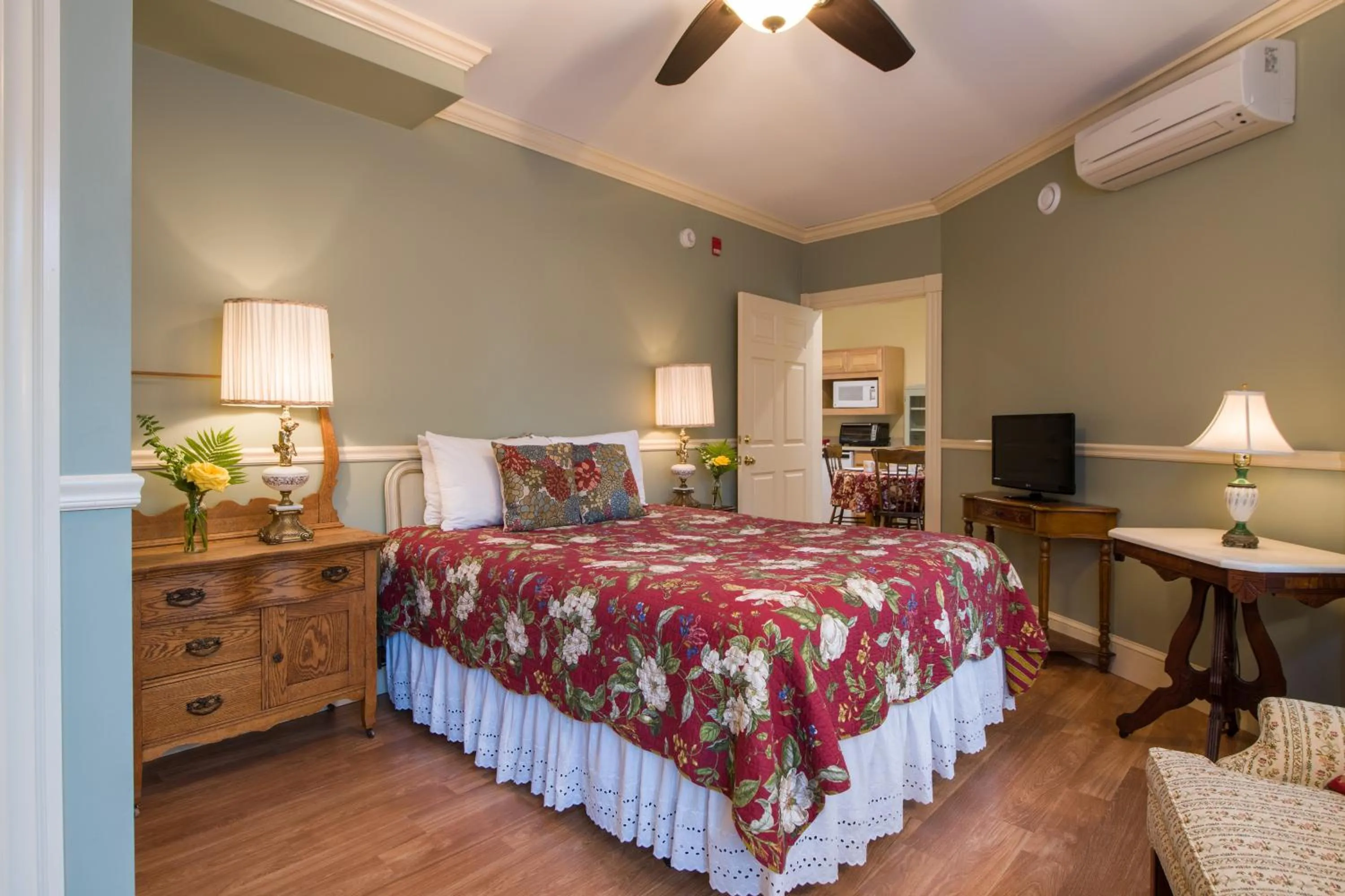 Bed in Mira Monte Inn & Suites