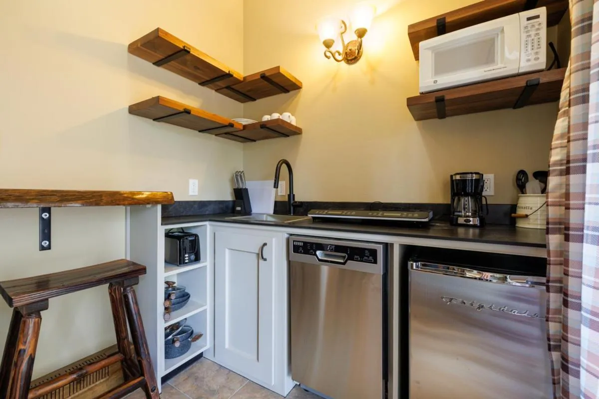 Kitchen or kitchenette in Mira Monte Inn & Suites