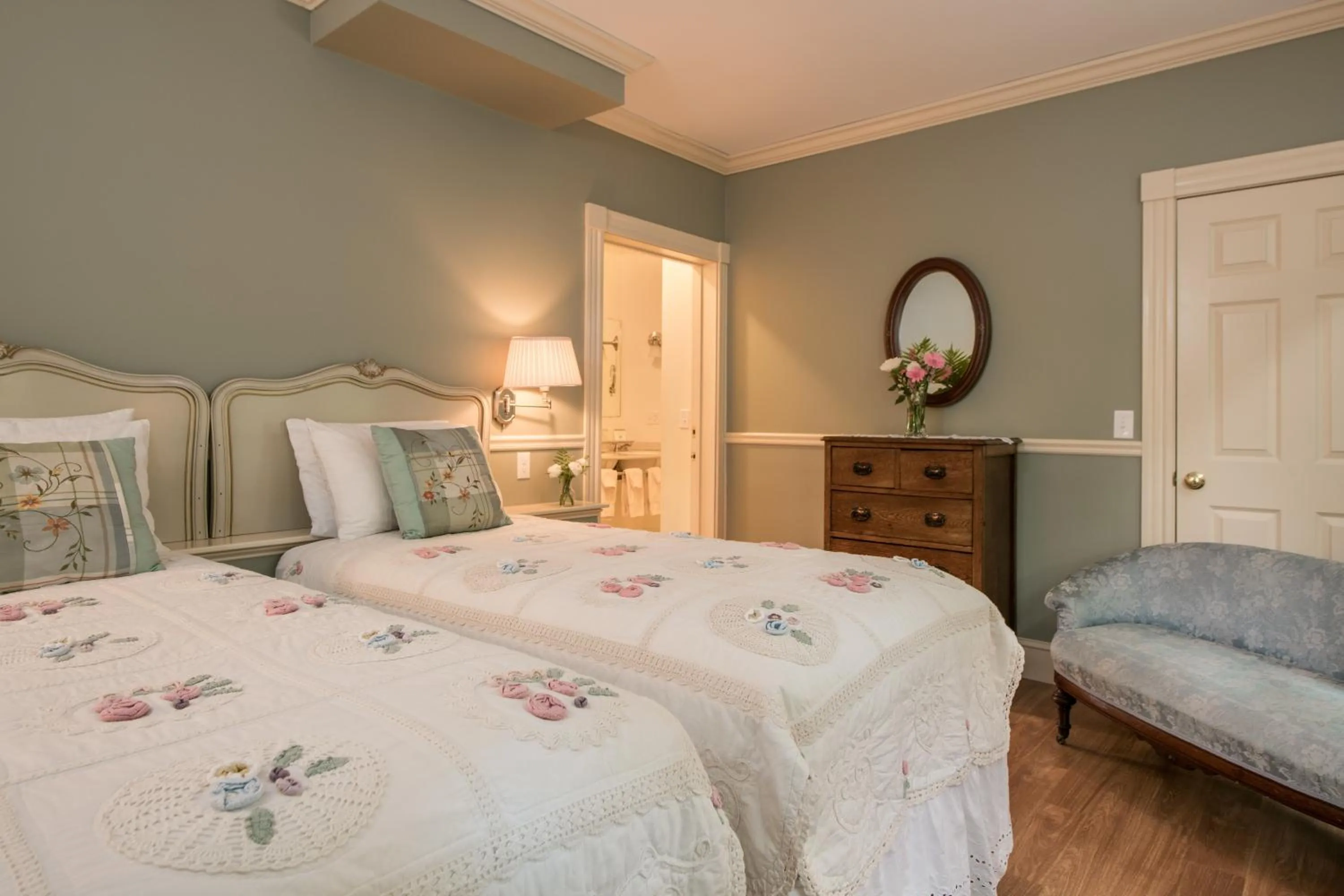 Bed in Mira Monte Inn & Suites