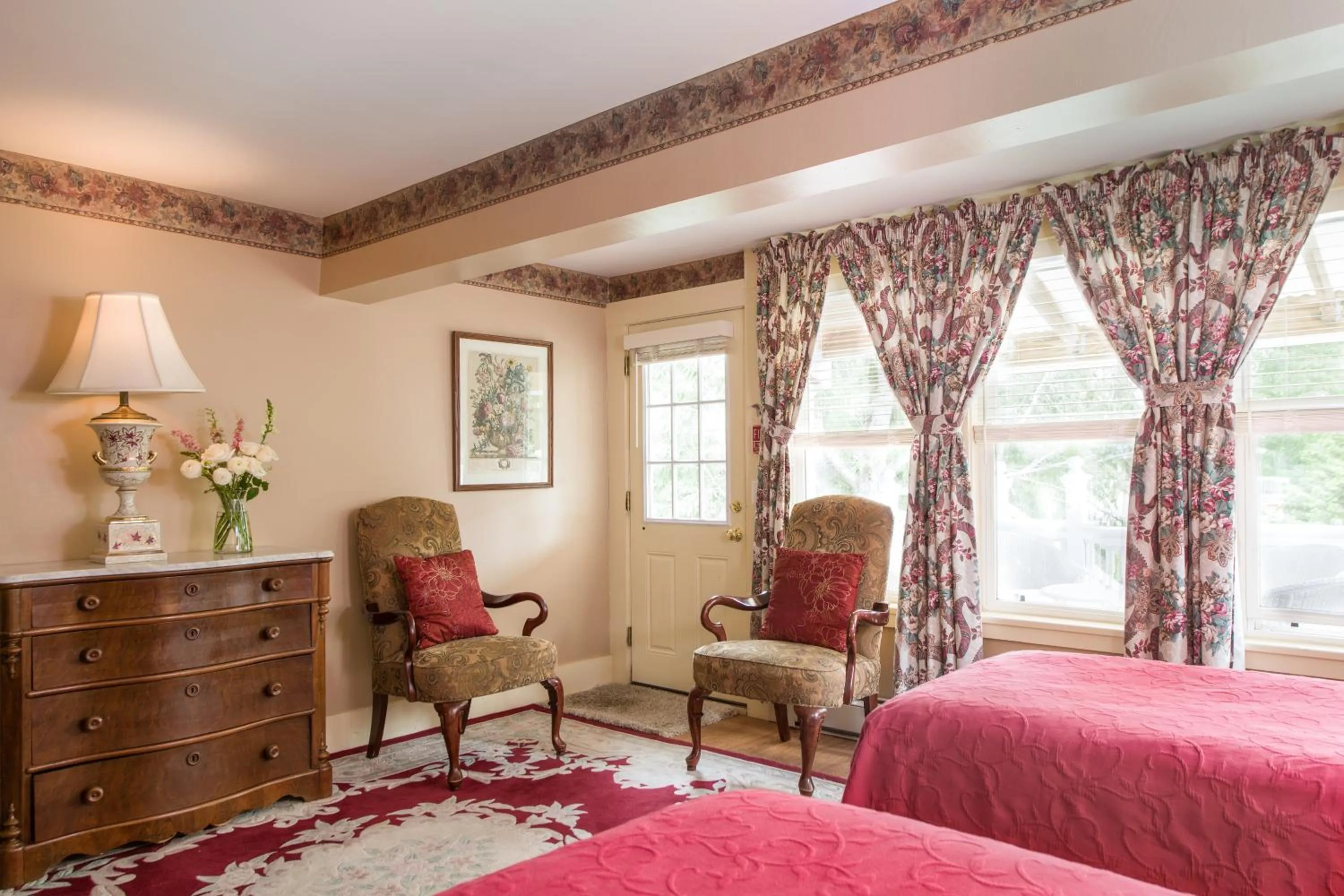 Seating area, Bed in Mira Monte Inn & Suites