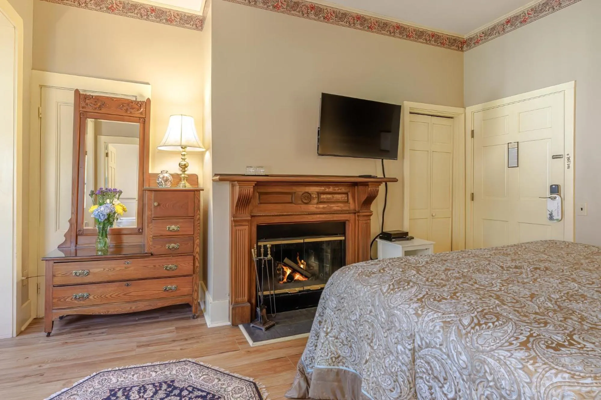 fireplace, Bed in Mira Monte Inn & Suites