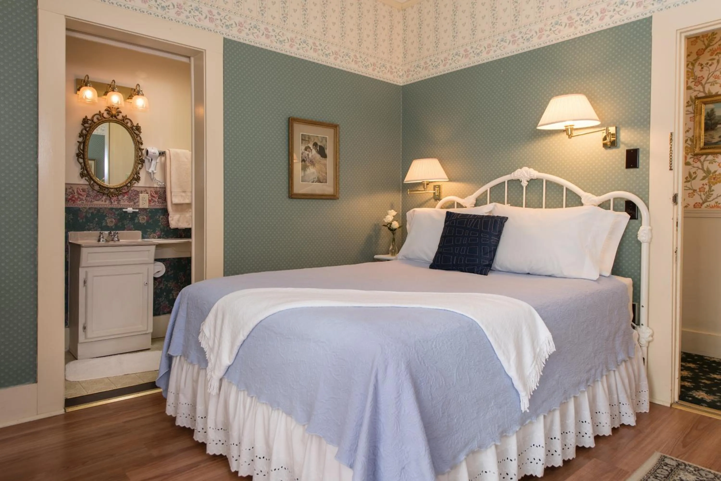 Bathroom, Bed in Mira Monte Inn & Suites