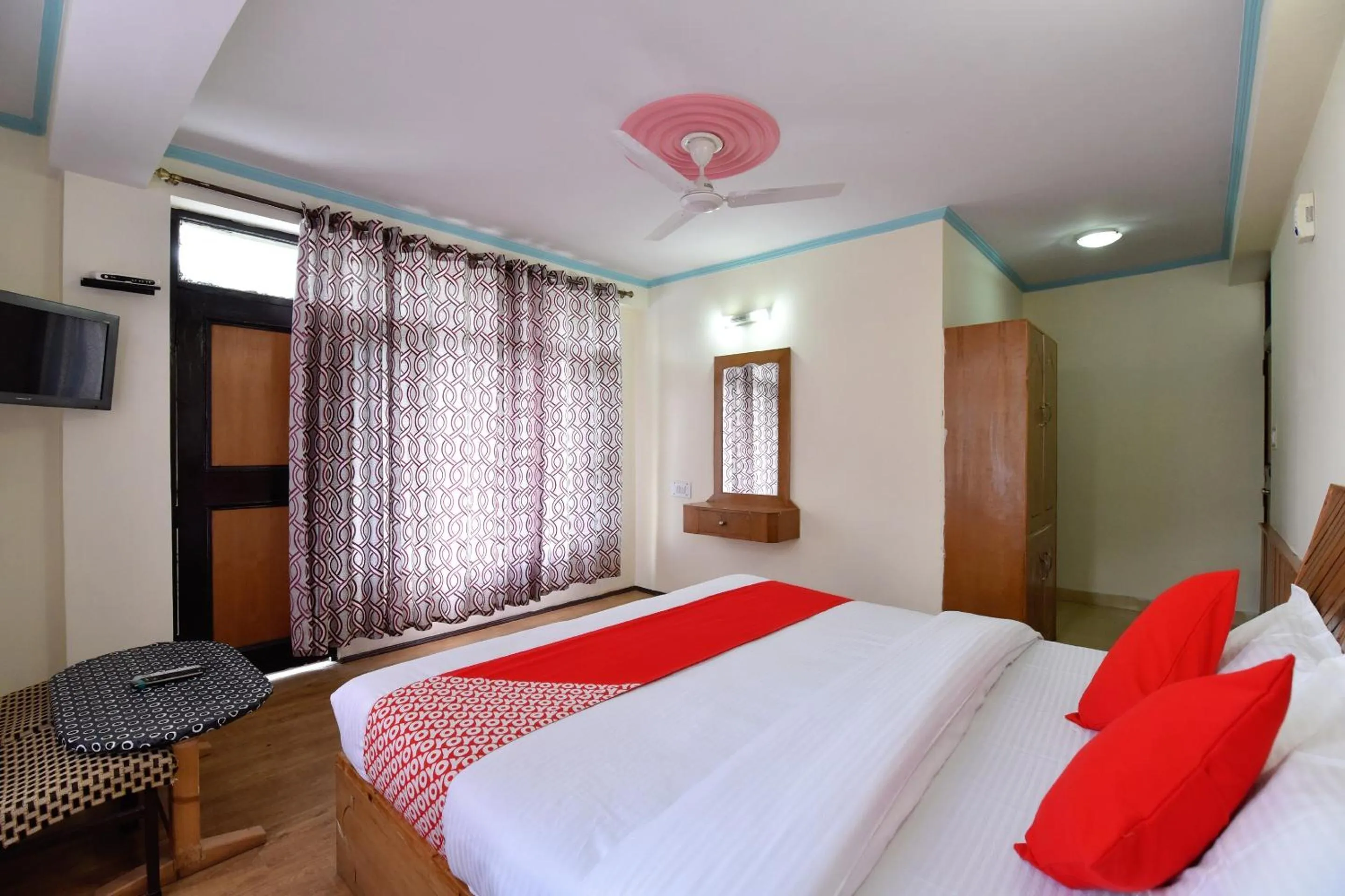 Bedroom in OYO Hill View