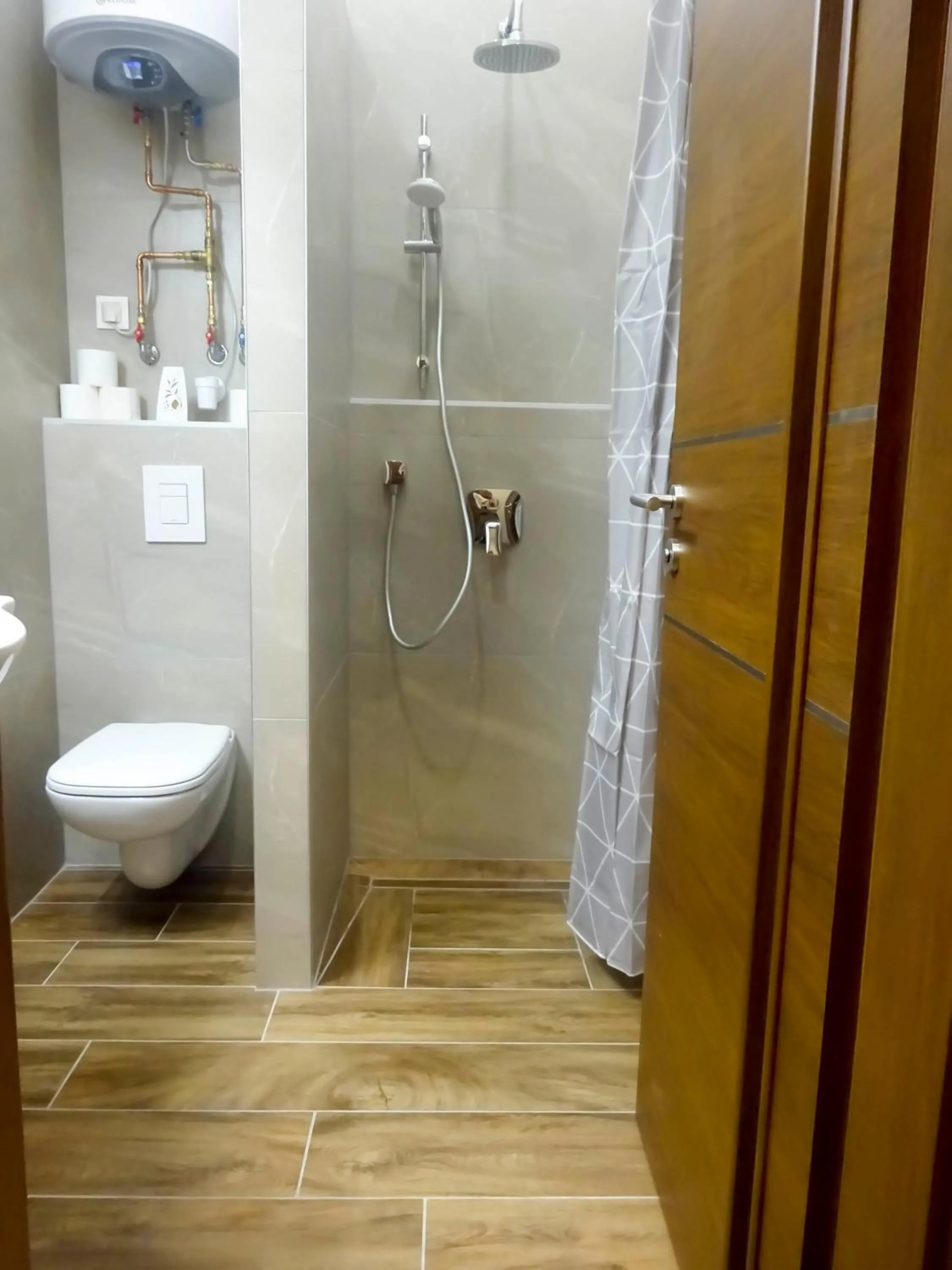 Shower in Corvin Point Rooms and Apartments