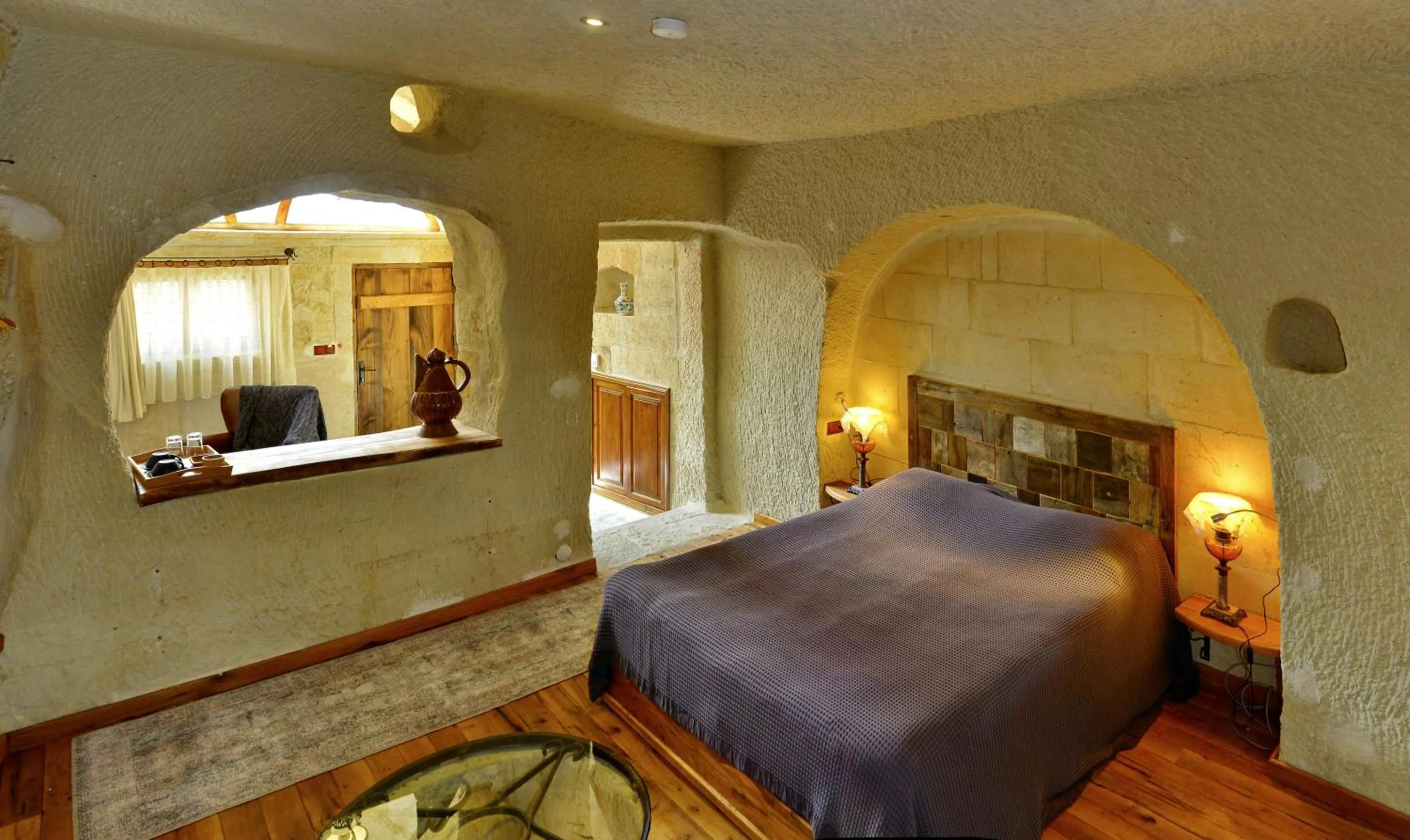 Living room, Bed in Seki Cave Suites