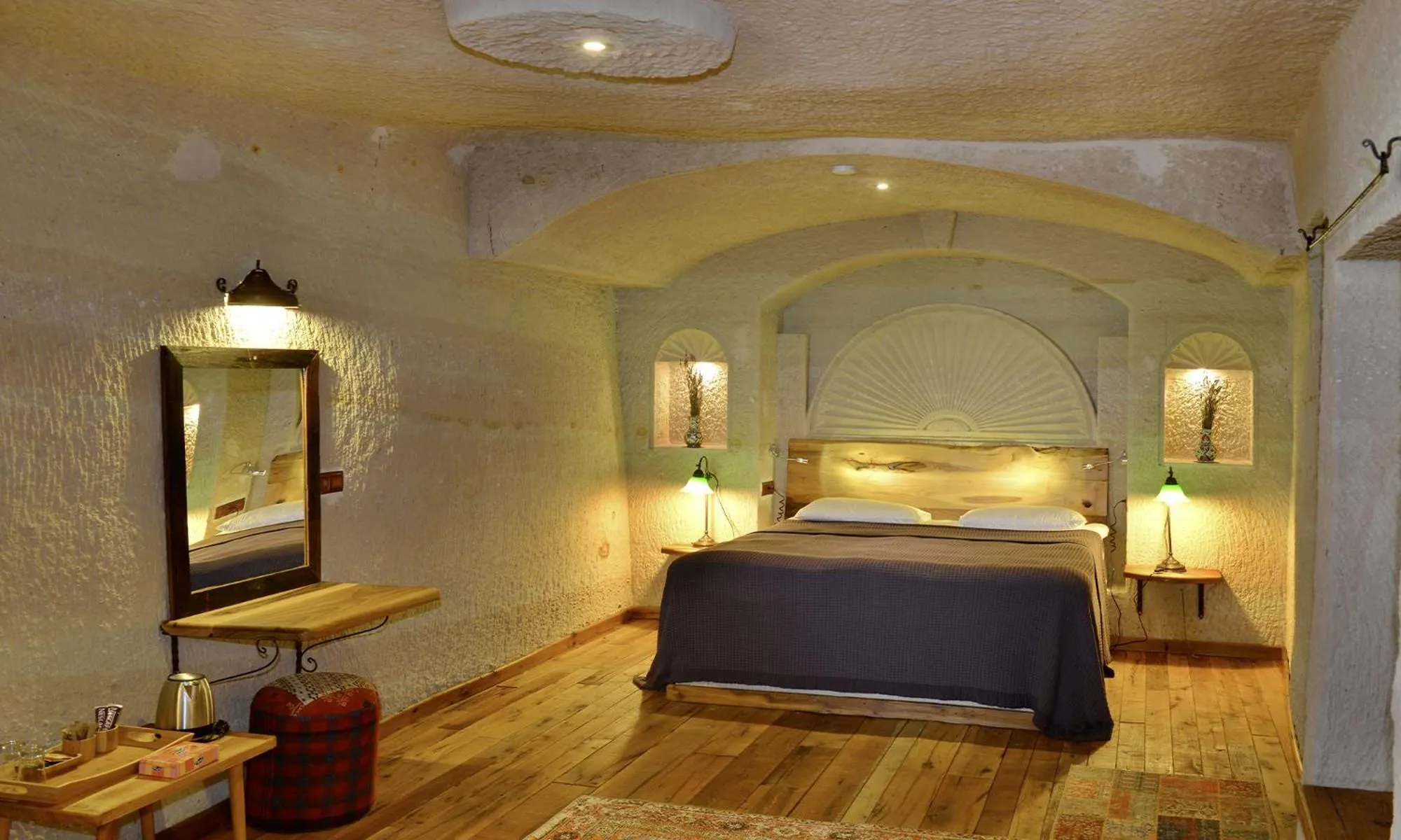 Photo of the whole room, Bed in Seki Cave Suites