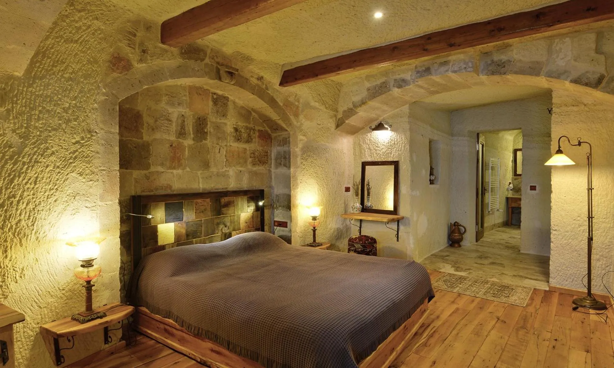 Photo of the whole room, Bed in Seki Cave Suites