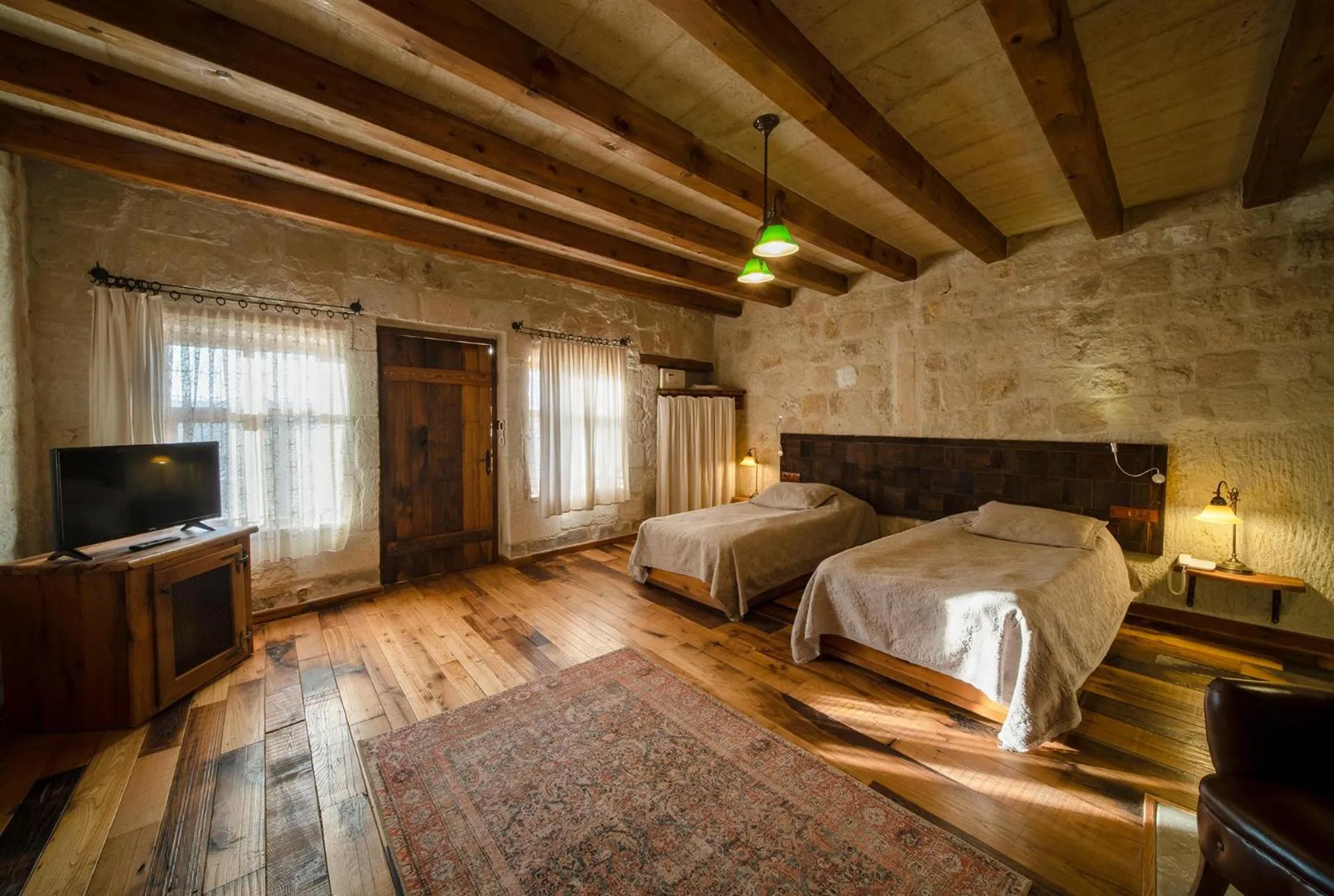 Photo of the whole room, Bed in Seki Cave Suites