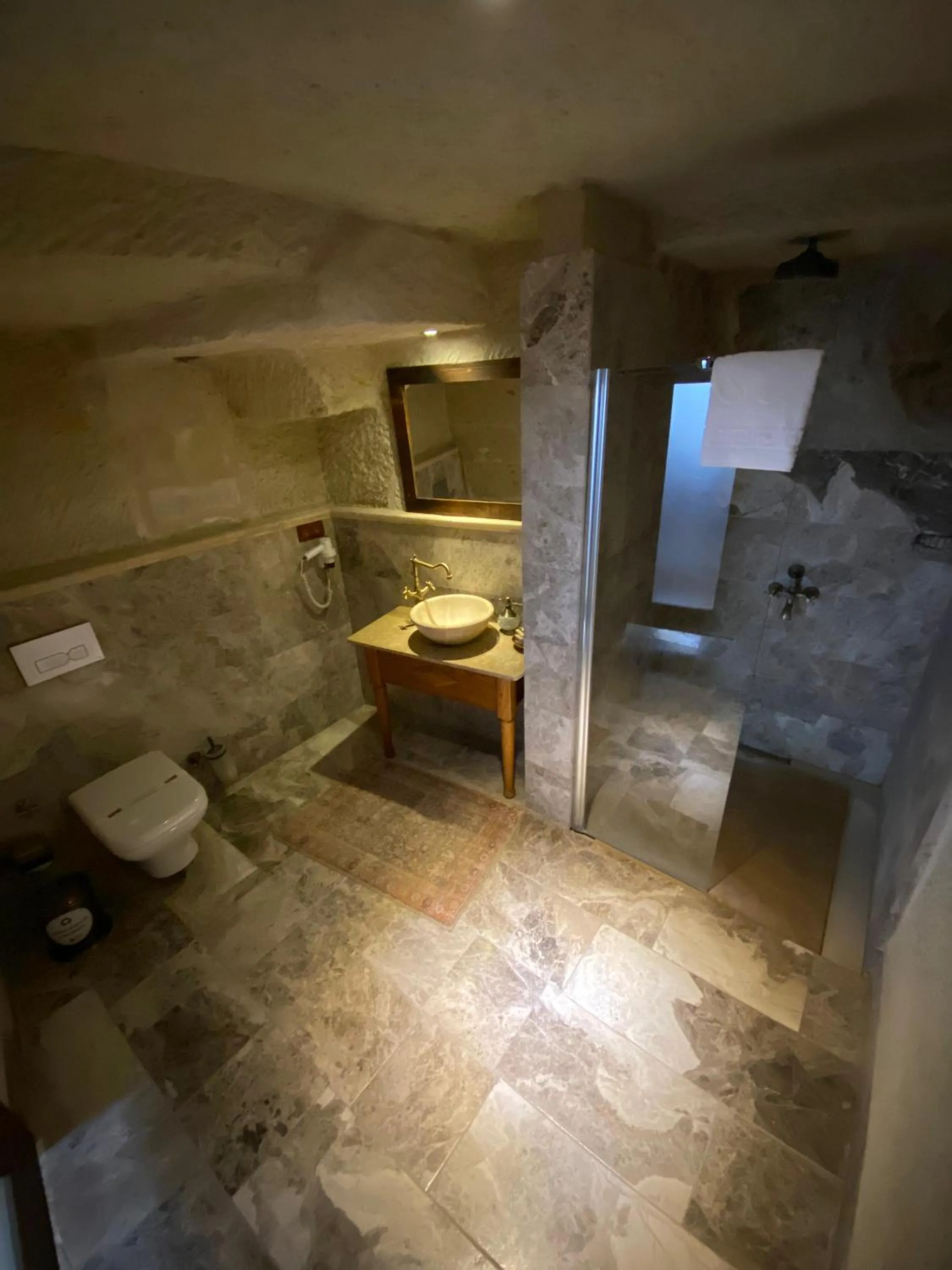 Toilet in Seki Cave Suites