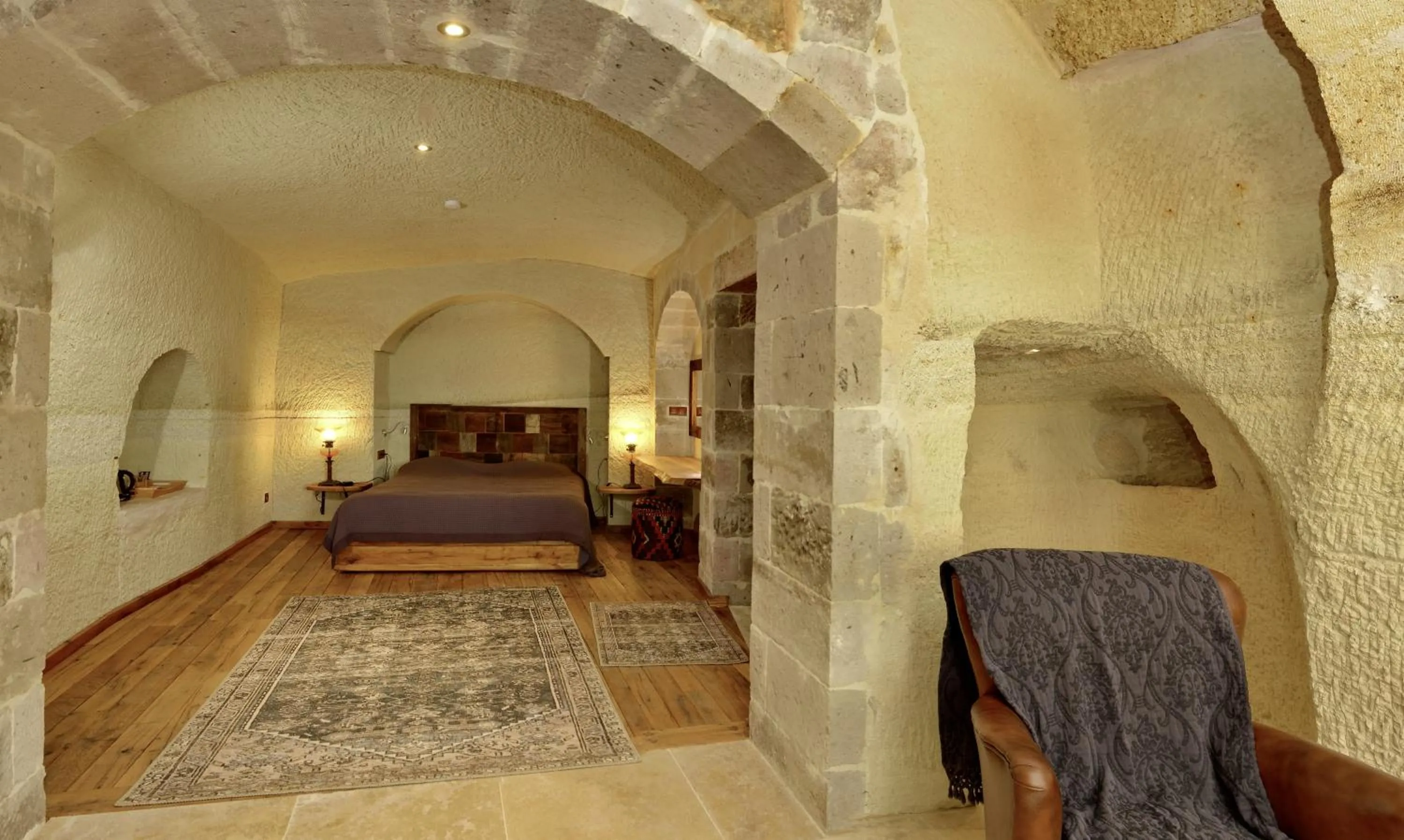 Living room, Bed in Seki Cave Suites