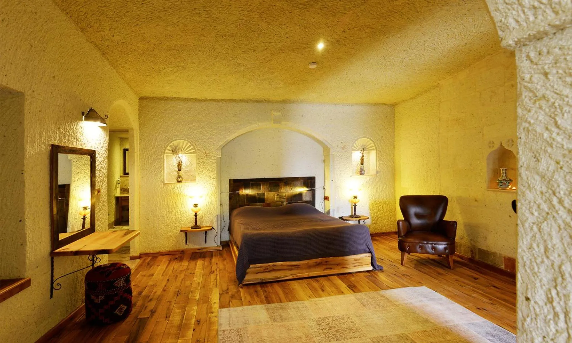 Photo of the whole room, Bed in Seki Cave Suites