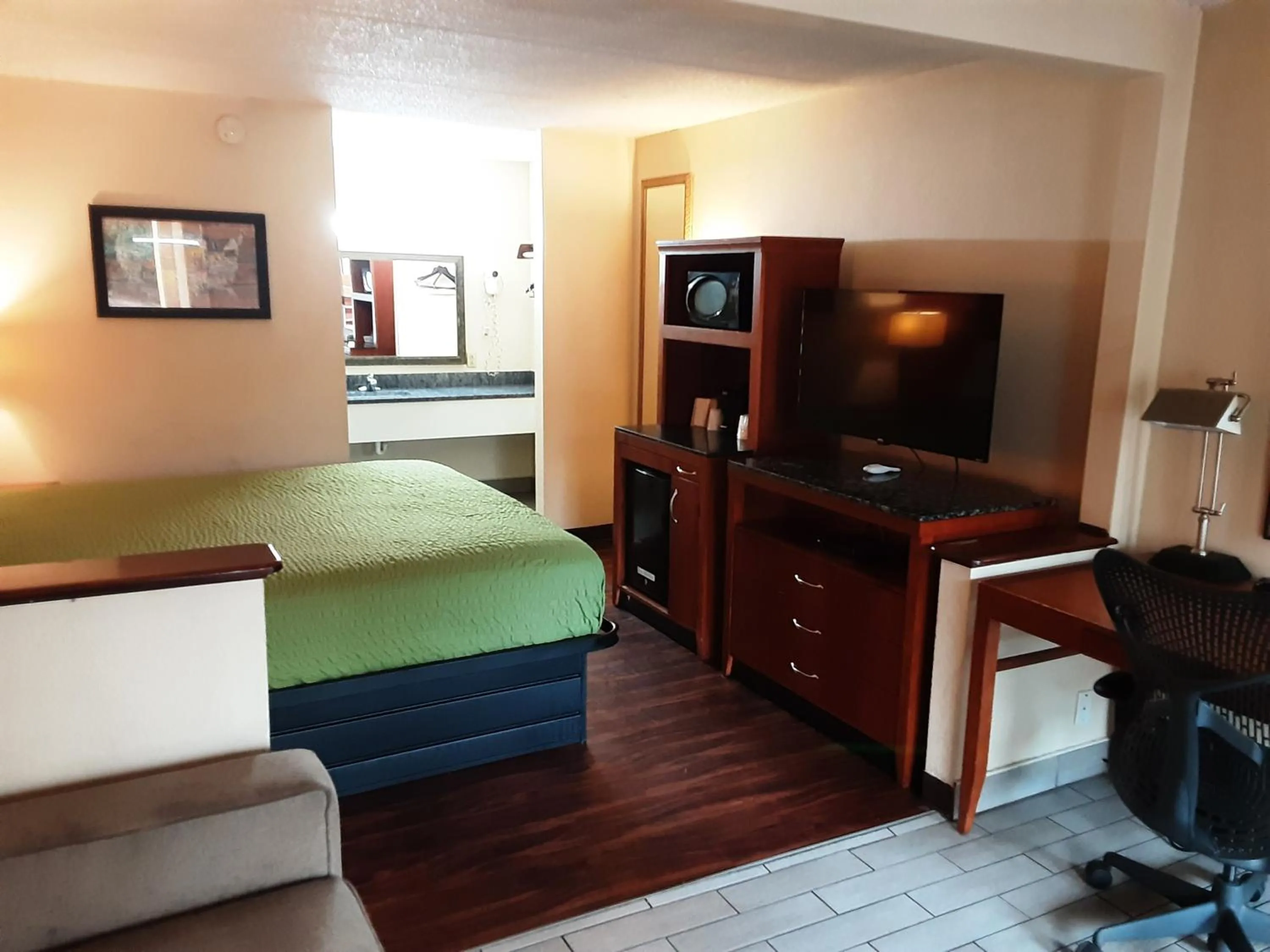 Bed in Econo Lodge Inn & Suites Griffin North