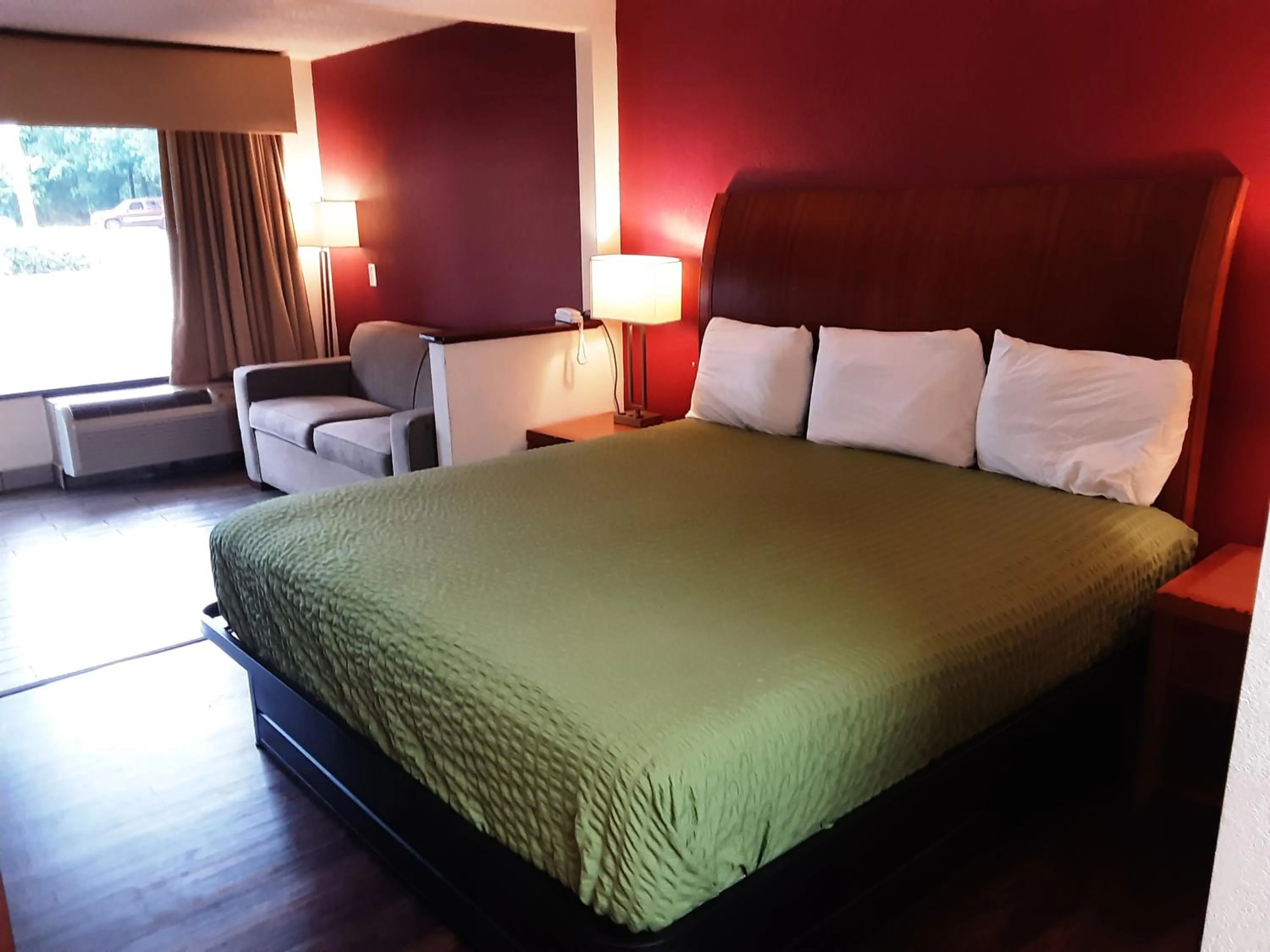 Bed in Econo Lodge Inn & Suites Griffin North