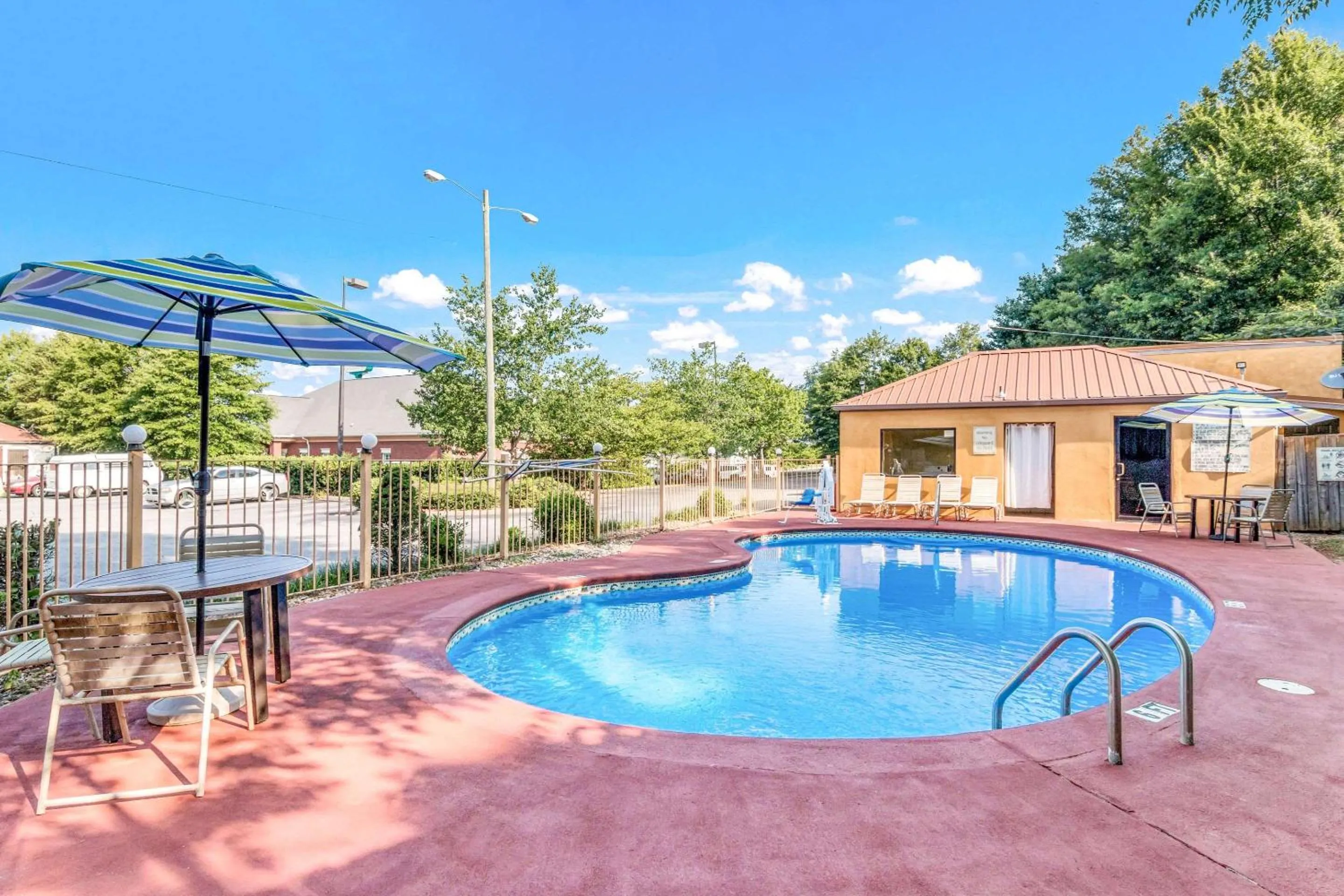 Swimming pool in Econo Lodge Inn & Suites Griffin North