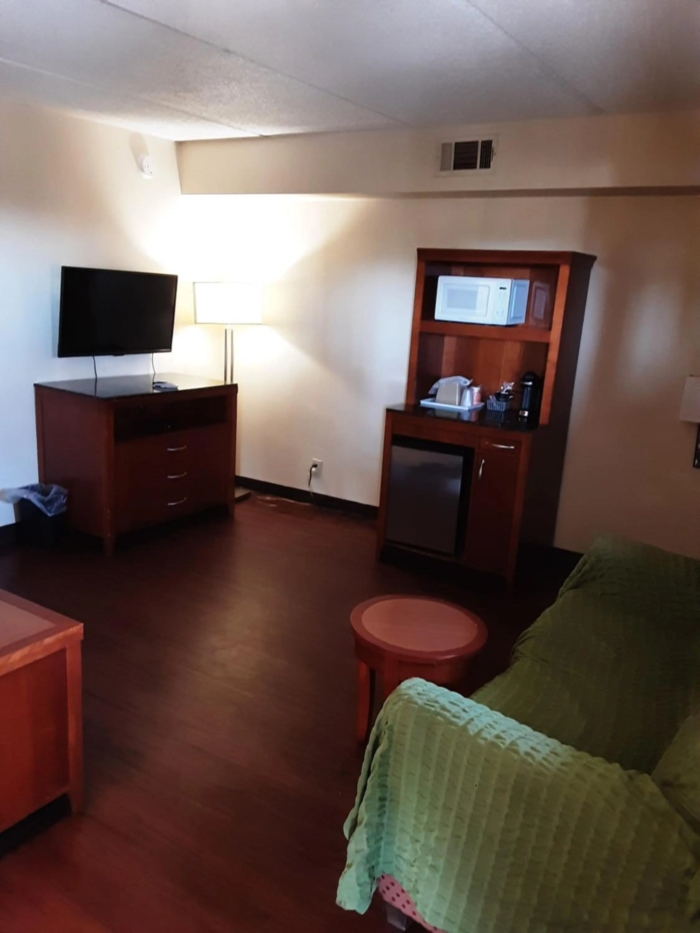 Bed in Econo Lodge Inn & Suites Griffin North