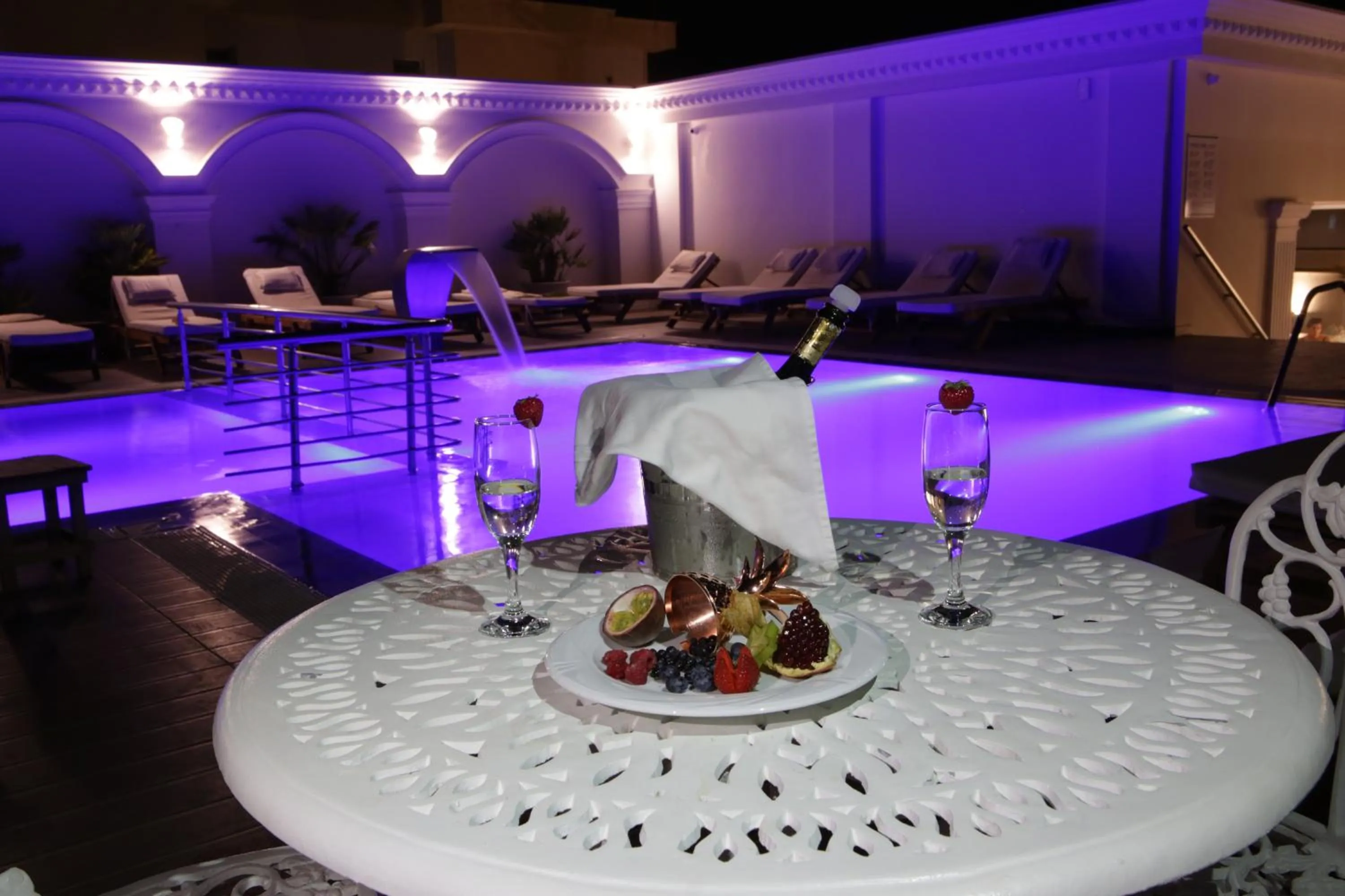 Night in Hotel Empire Albania