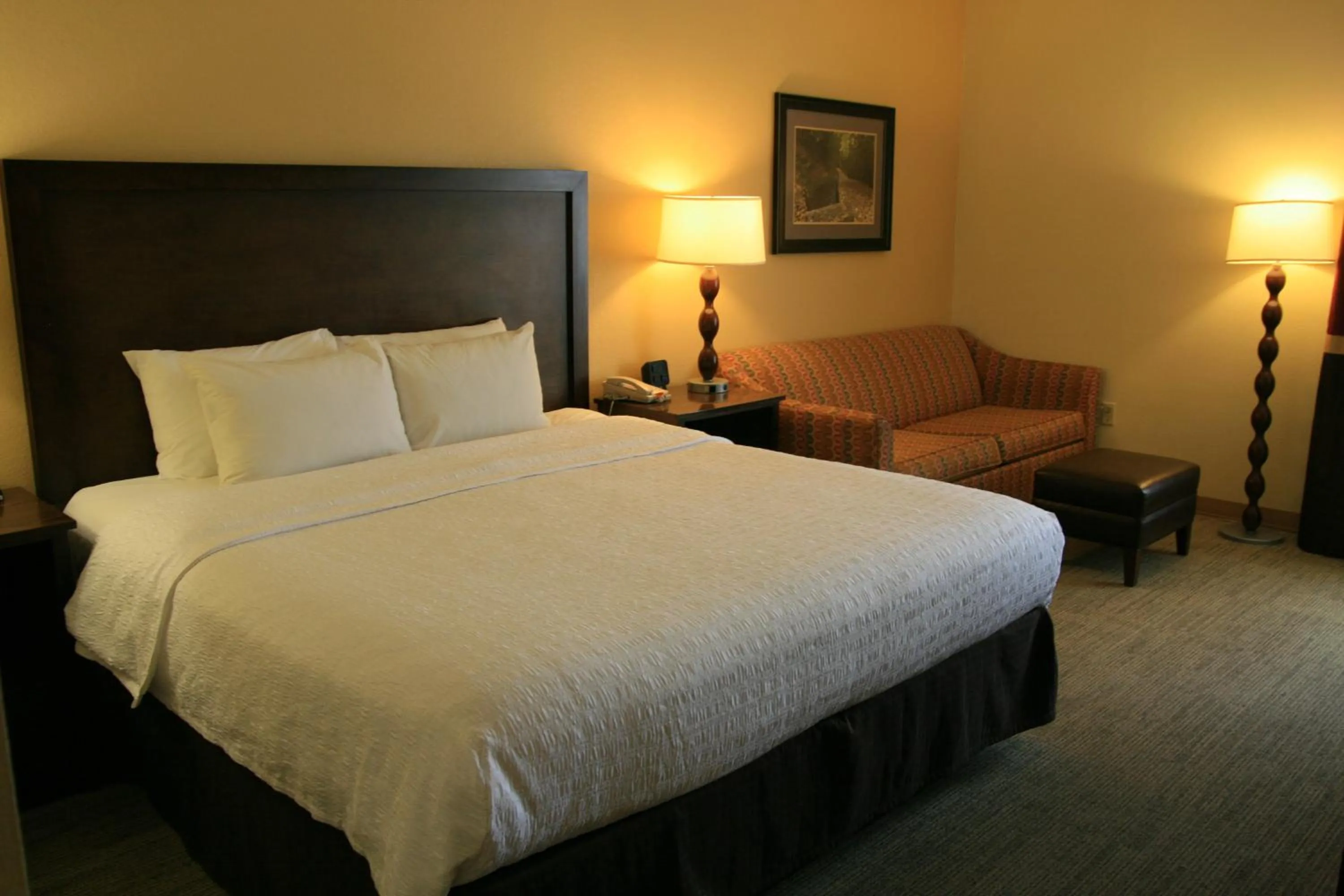 Seating area, Bed in Cherokee Inn