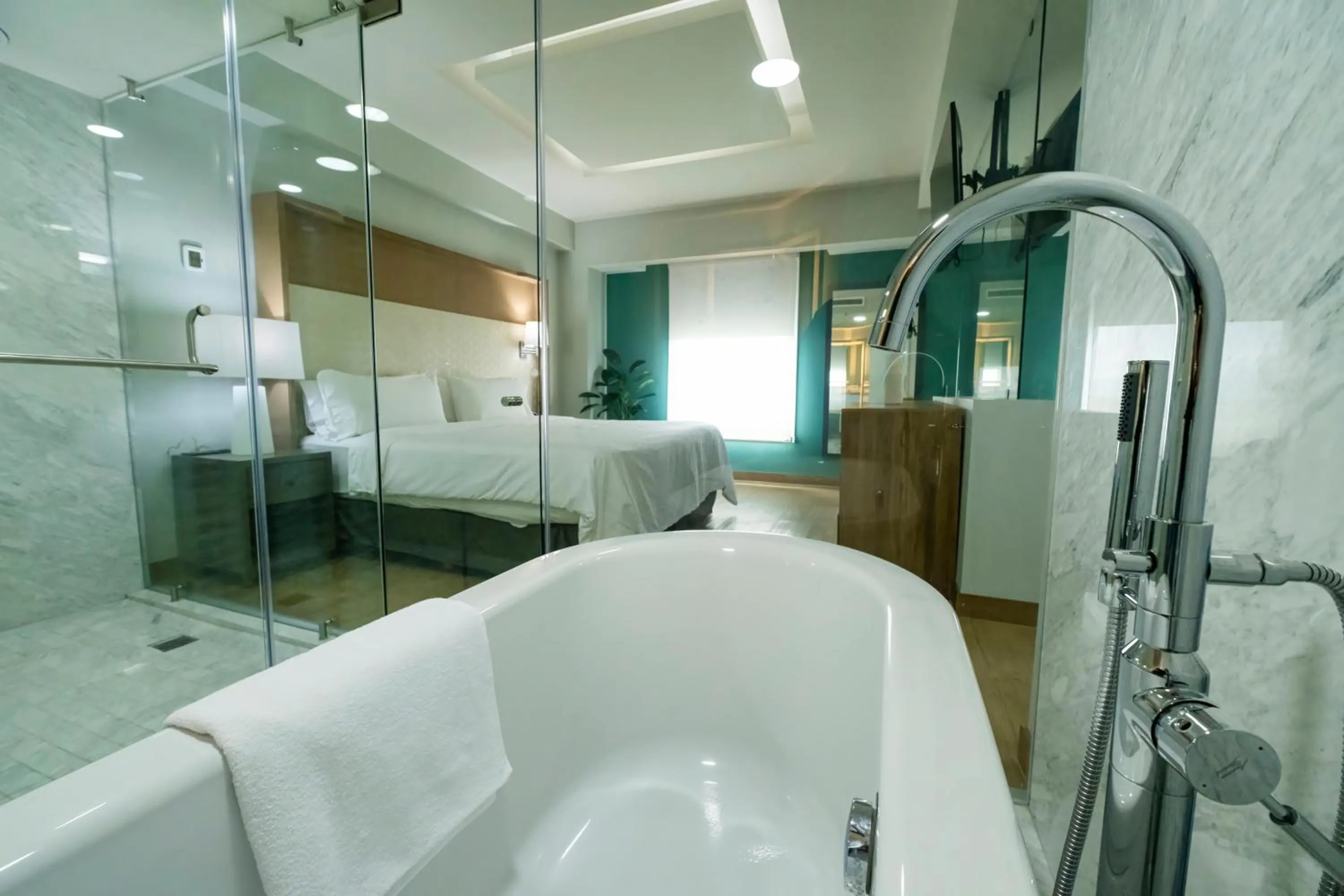 Shower, Bed in Holiday Inn Uruapan by IHG