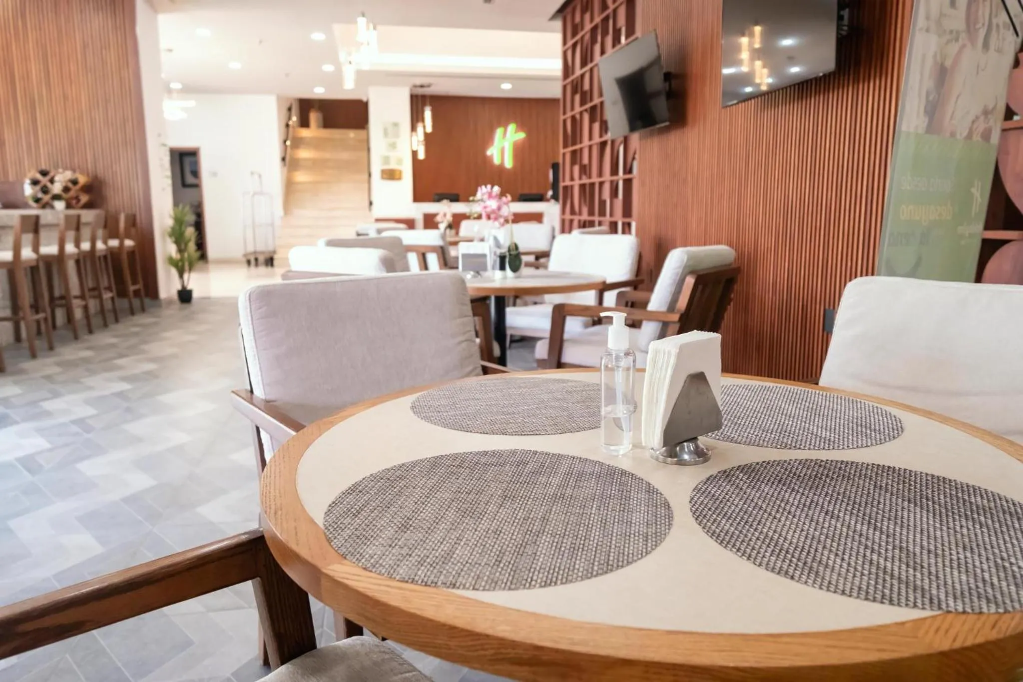 Lounge or bar in Holiday Inn Uruapan by IHG