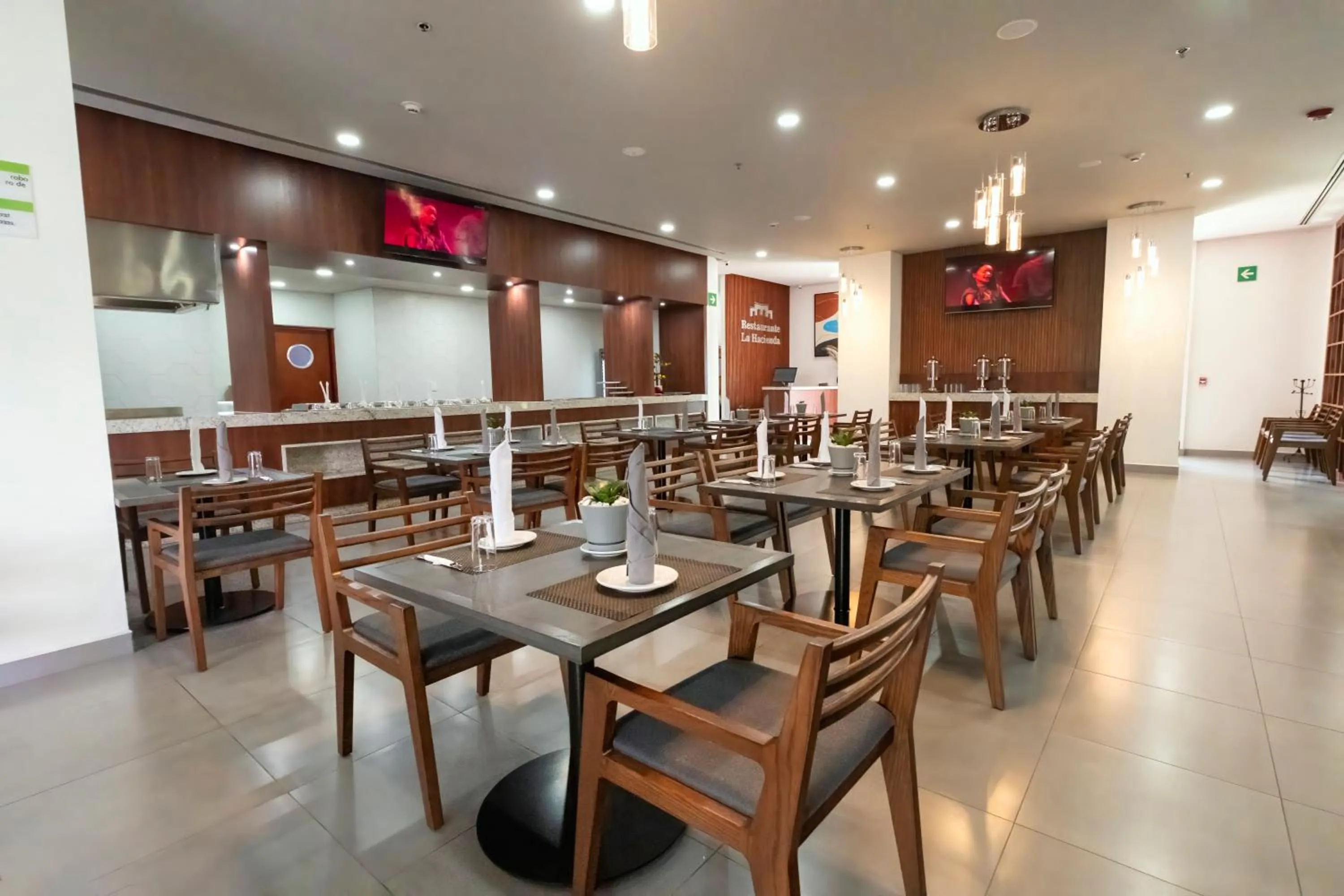 Restaurant/places to eat in Holiday Inn Uruapan by IHG