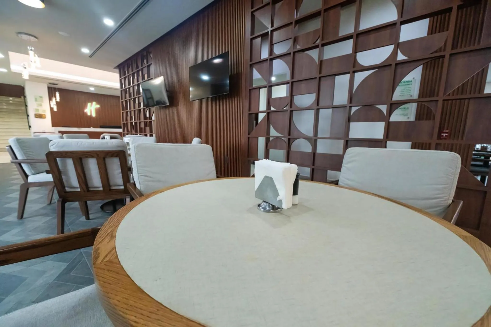 Lounge or bar in Holiday Inn Uruapan by IHG