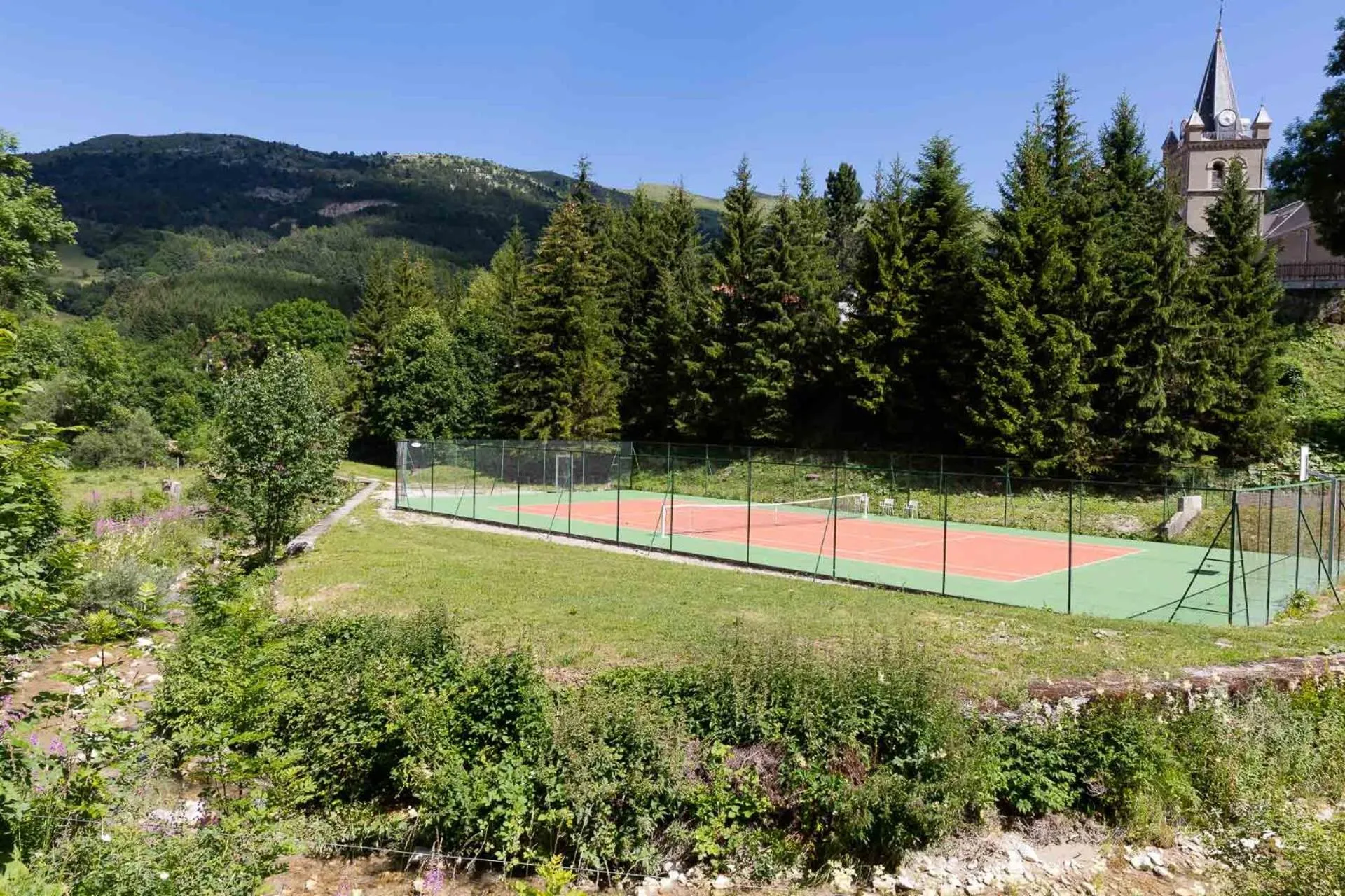 Tennis court in Hotel le Chalet