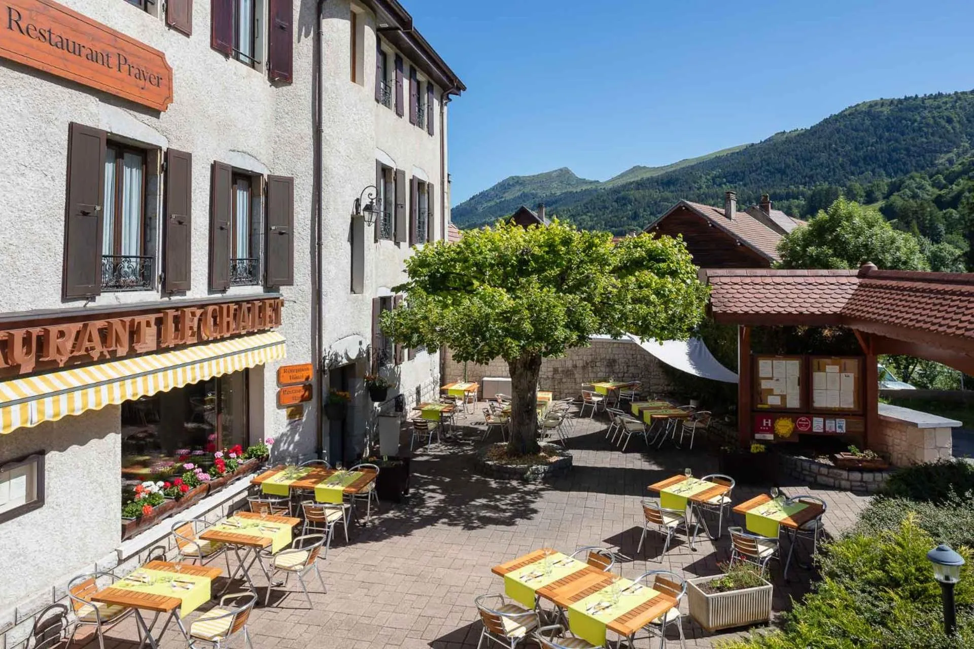 Patio in Hotel le Chalet