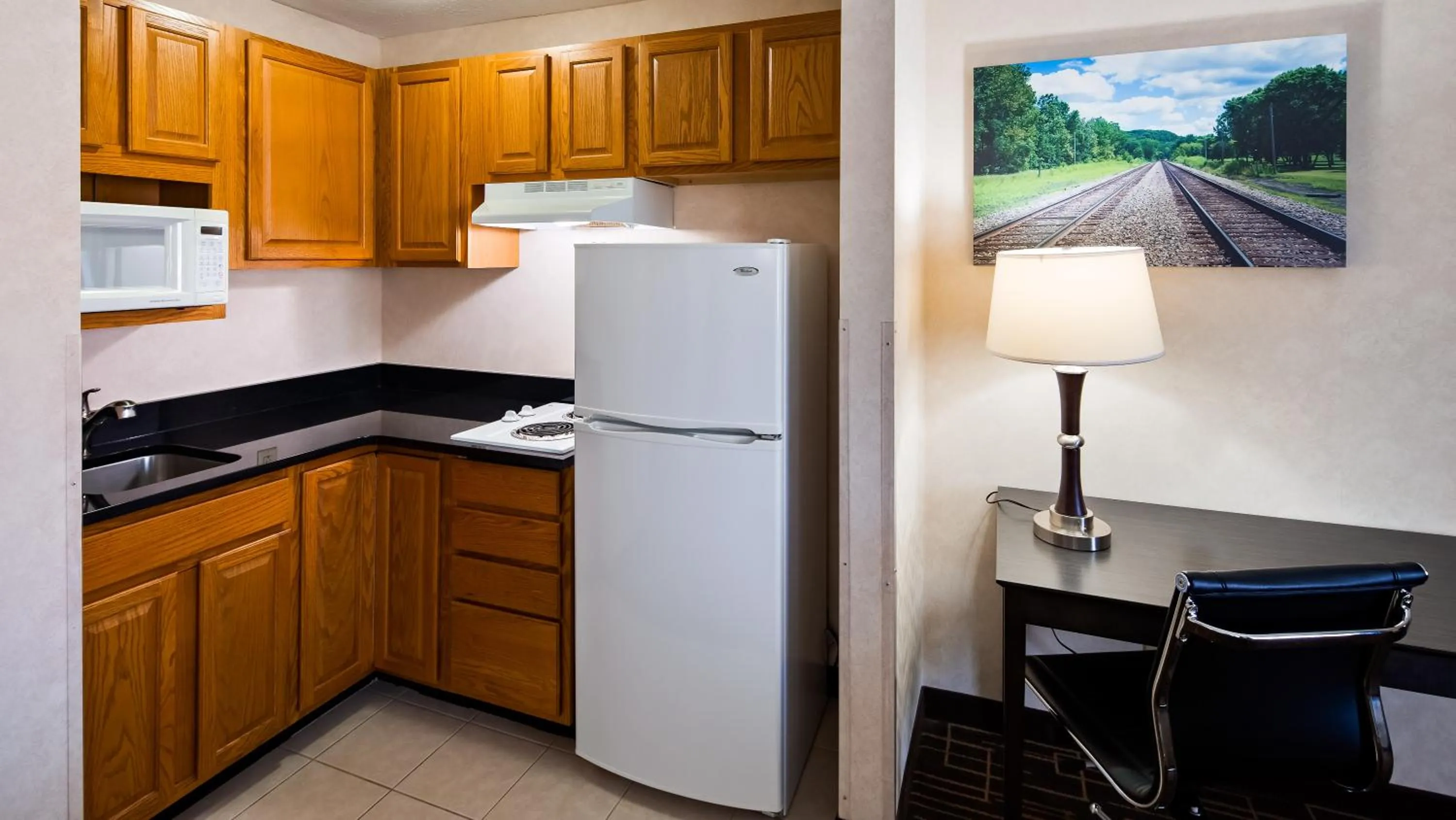 Kitchen or kitchenette in Best Western Airport Inn