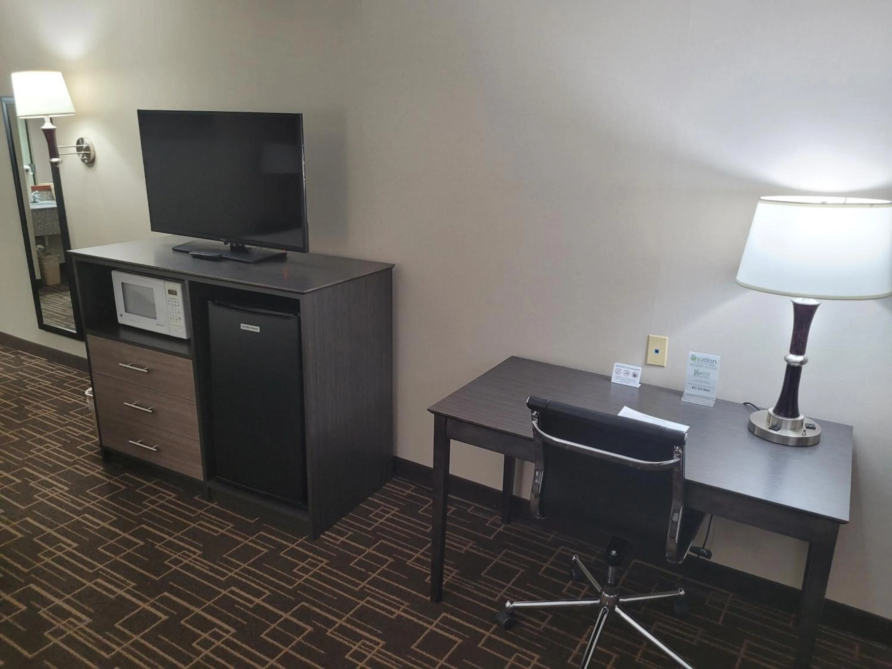 Bedroom in Best Western Airport Inn