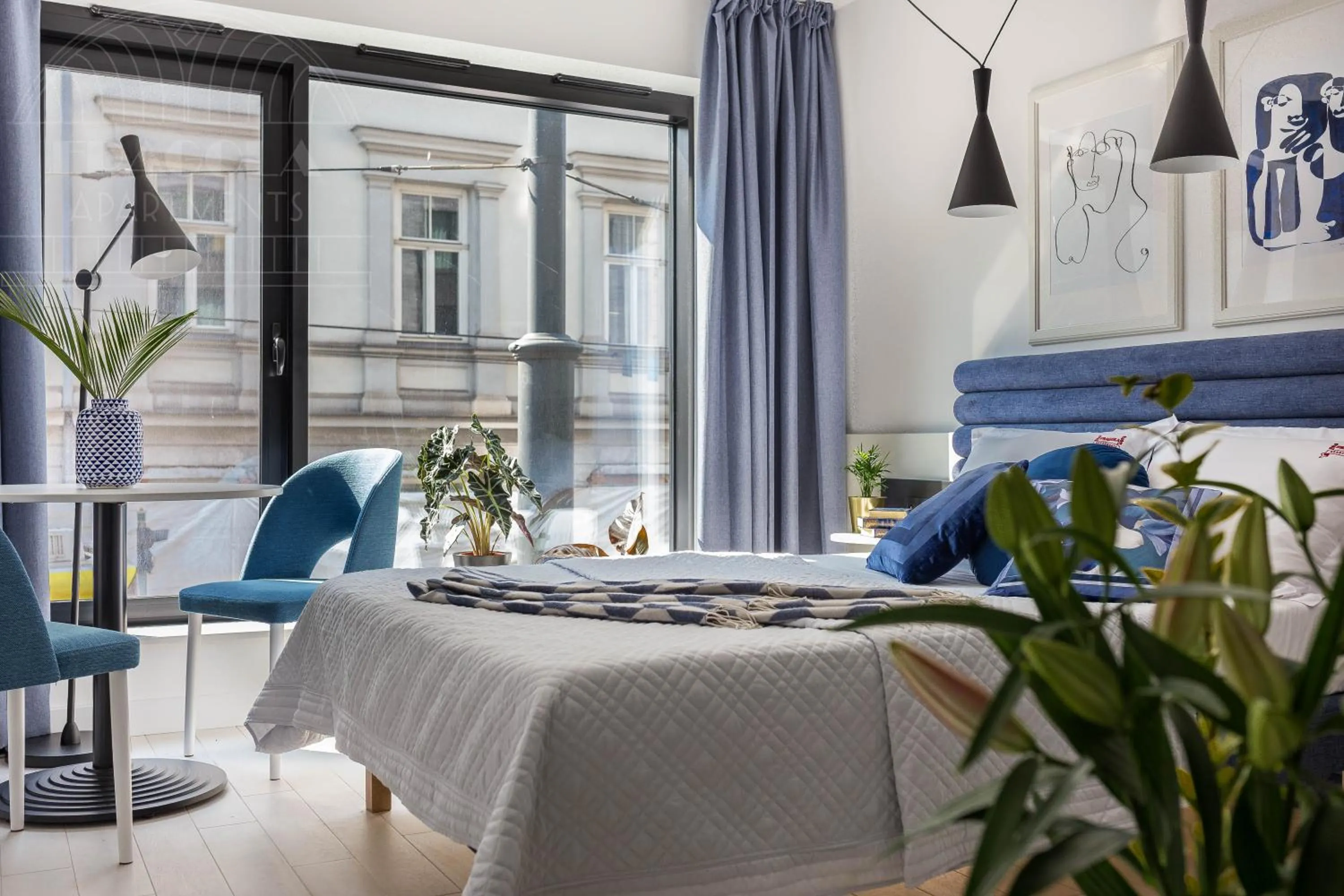 Bed in Modern View of Planty Park