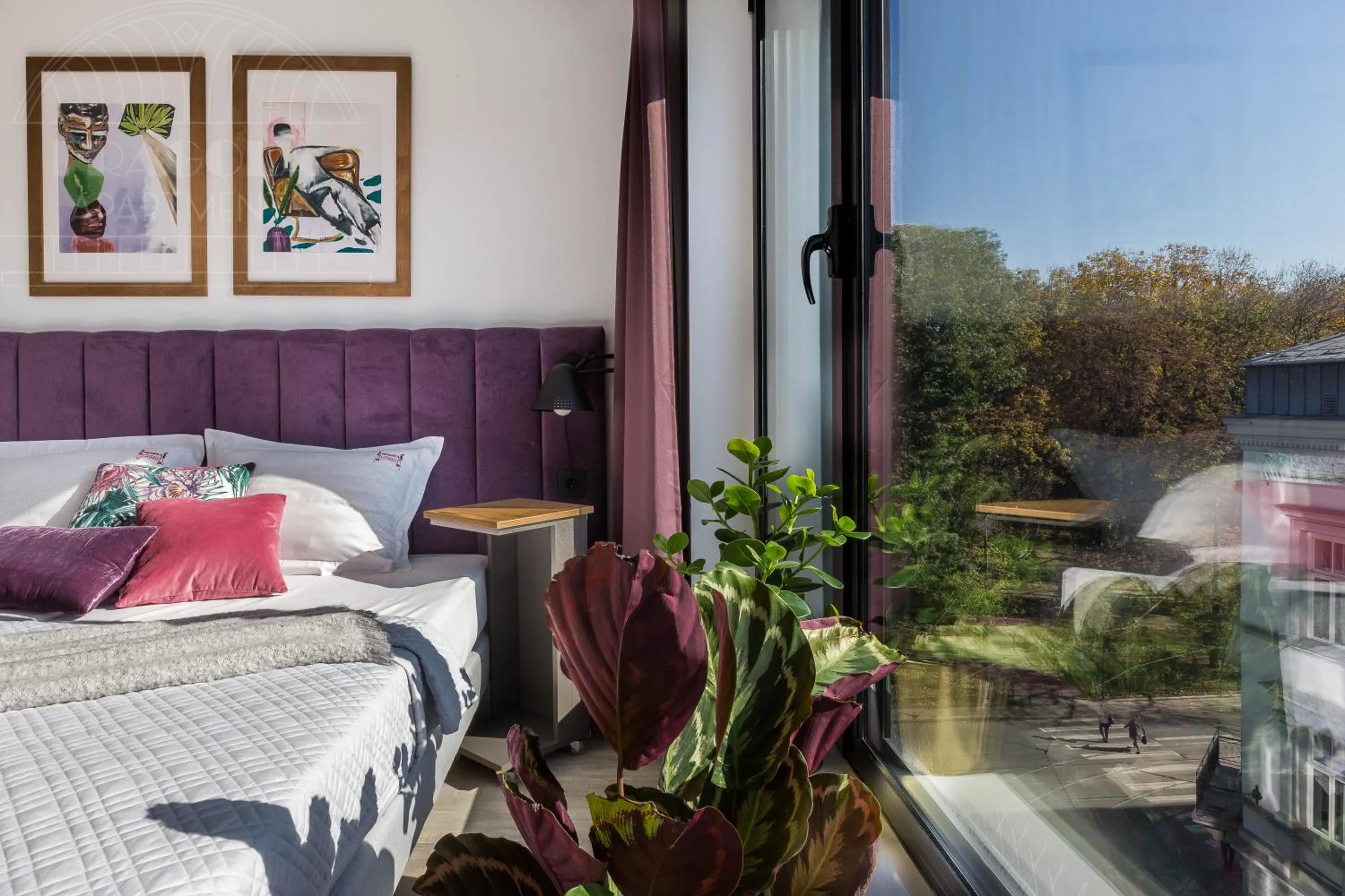 Bed in Modern View of Planty Park