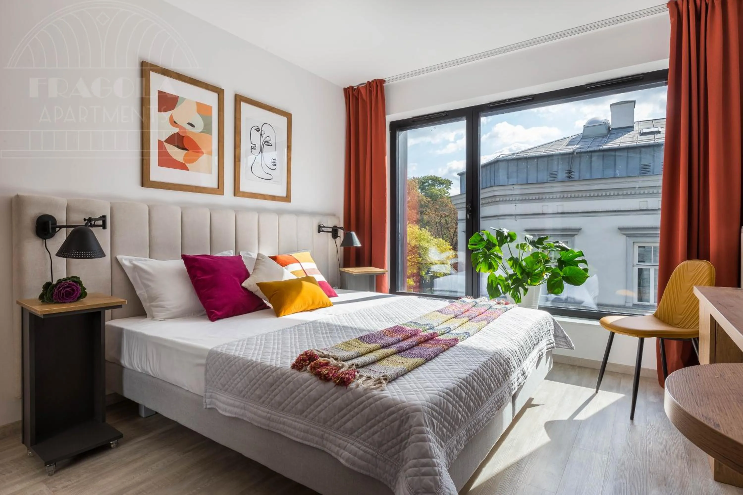 Bed in Modern View of Planty Park