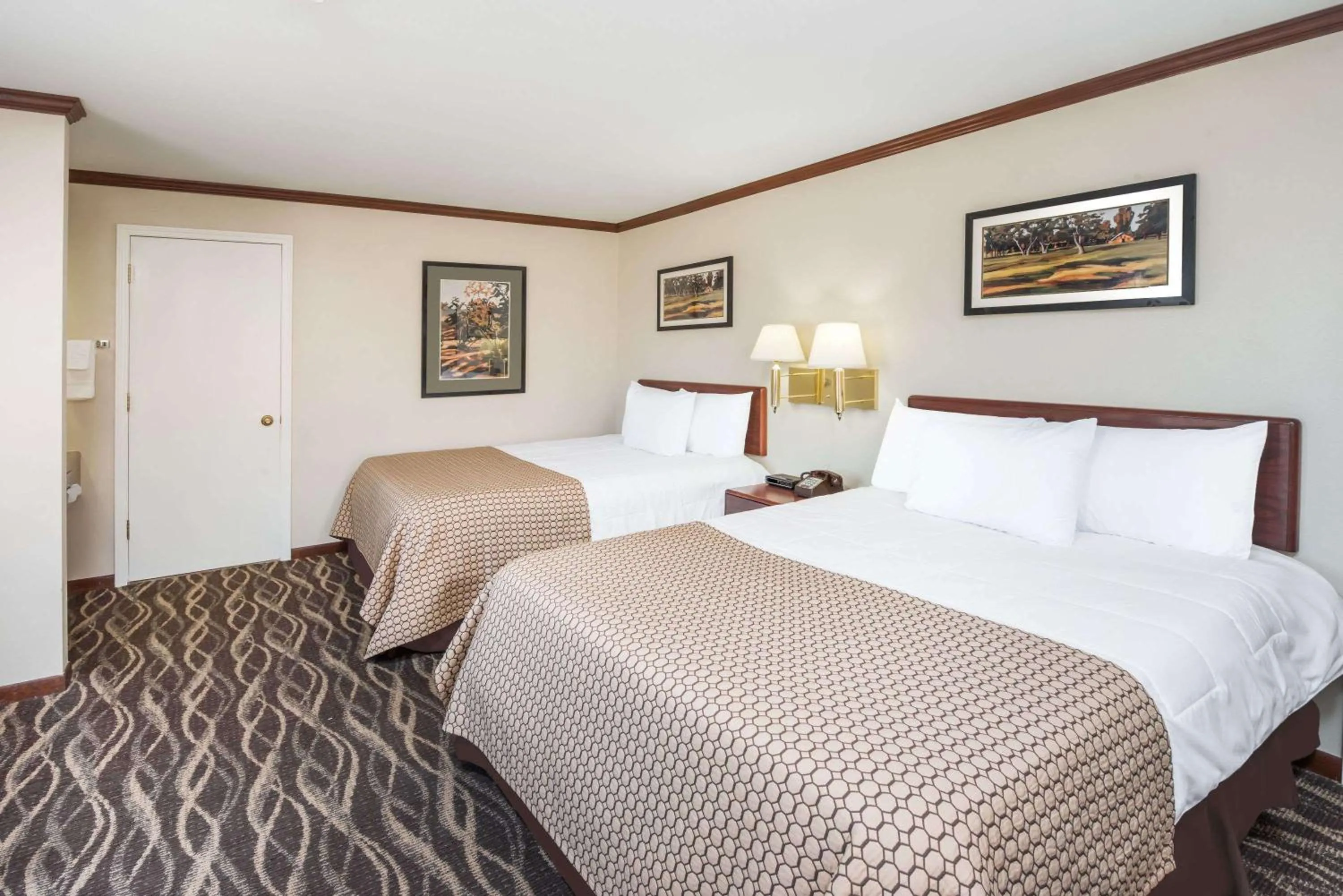 Photo of the whole room, Bed in Knights Inn Jacksonville