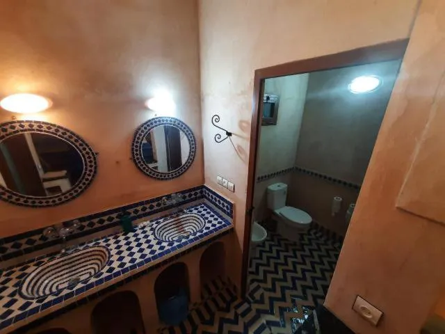 Shower in Maison Merzouga Guest House