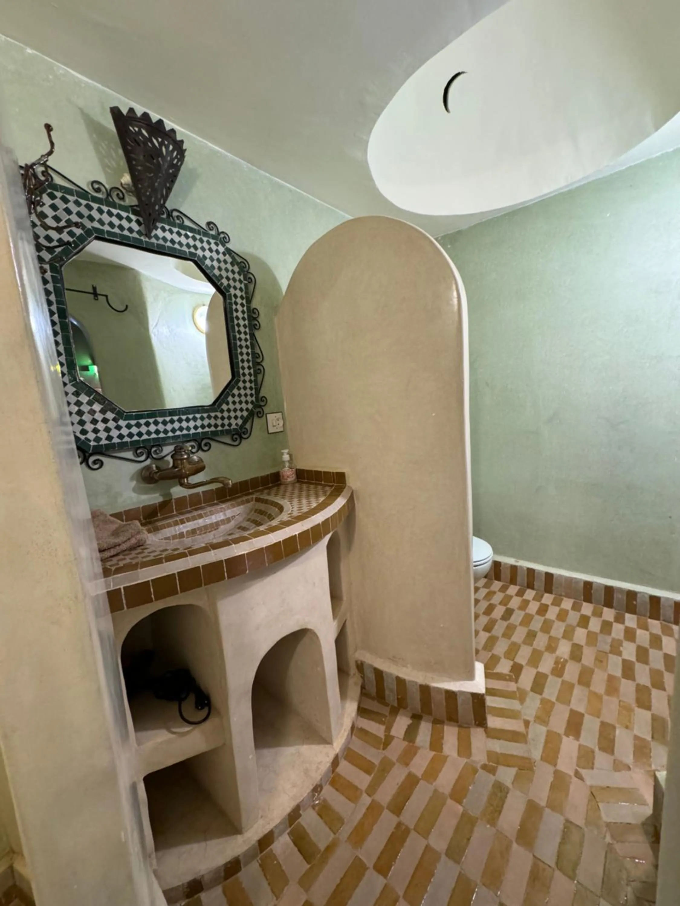 Shower in Maison Merzouga Guest House