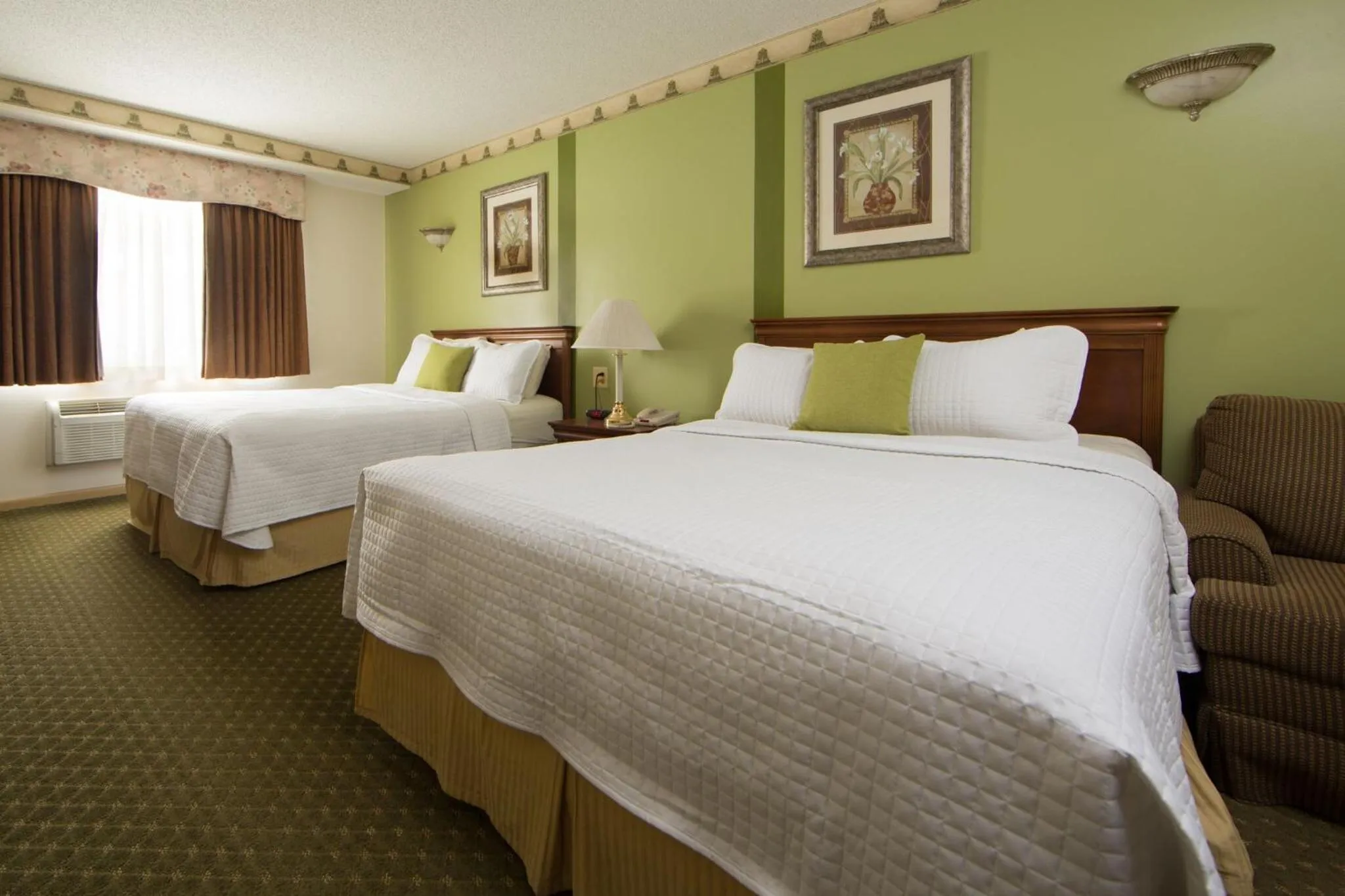 Bed in Villa Roma Resort and Conference Center