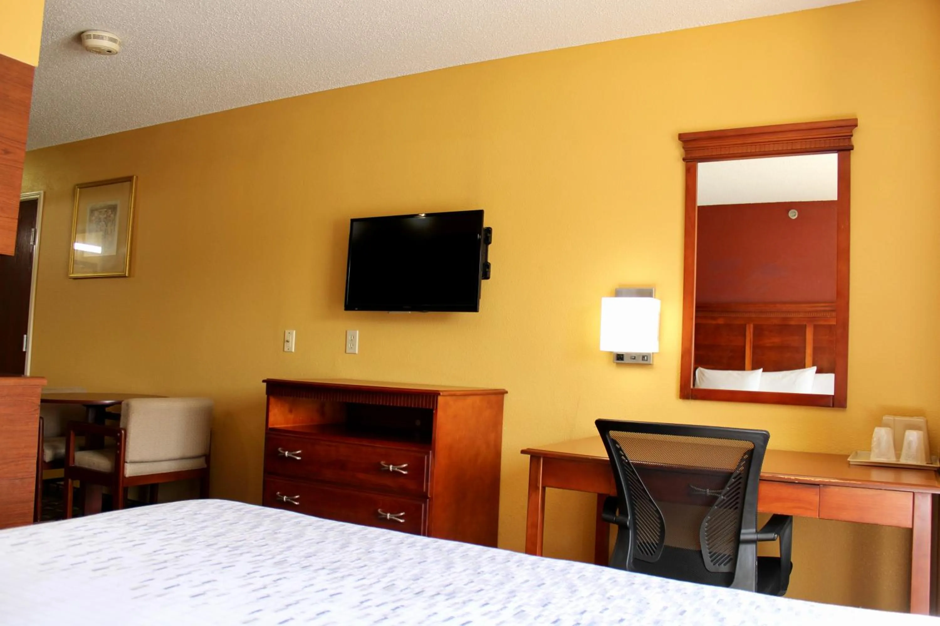 TV and multimedia, Bed in HomeTown Inn & Suites