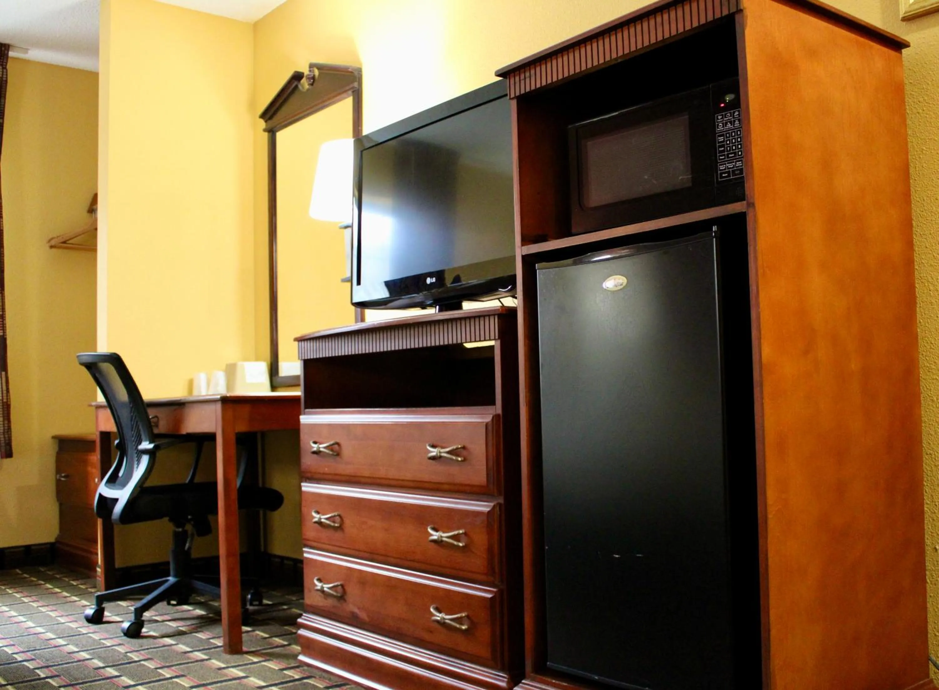 TV and multimedia in HomeTown Inn & Suites