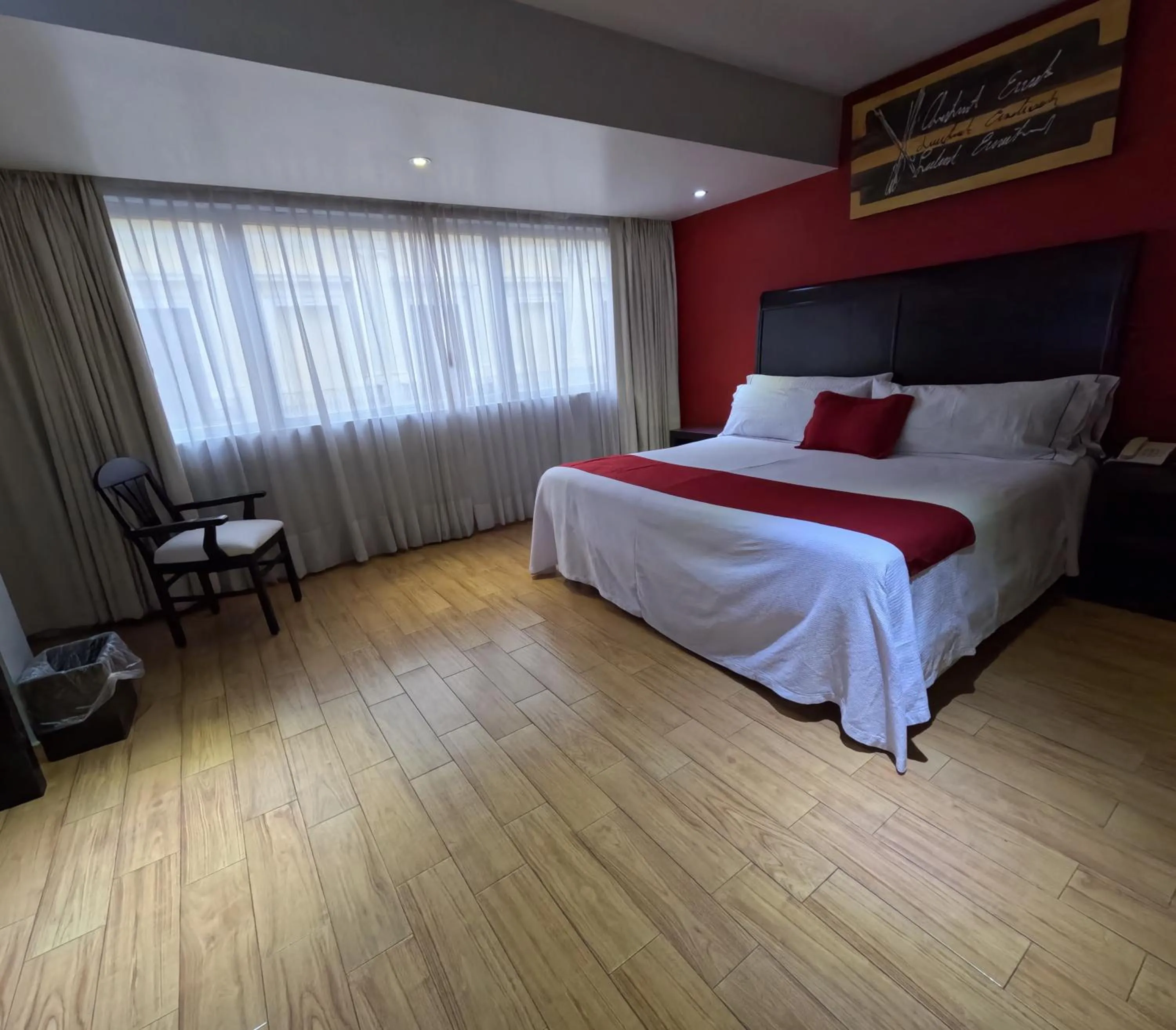 Photo of the whole room, Bed in Roma Guadalajara in downtown