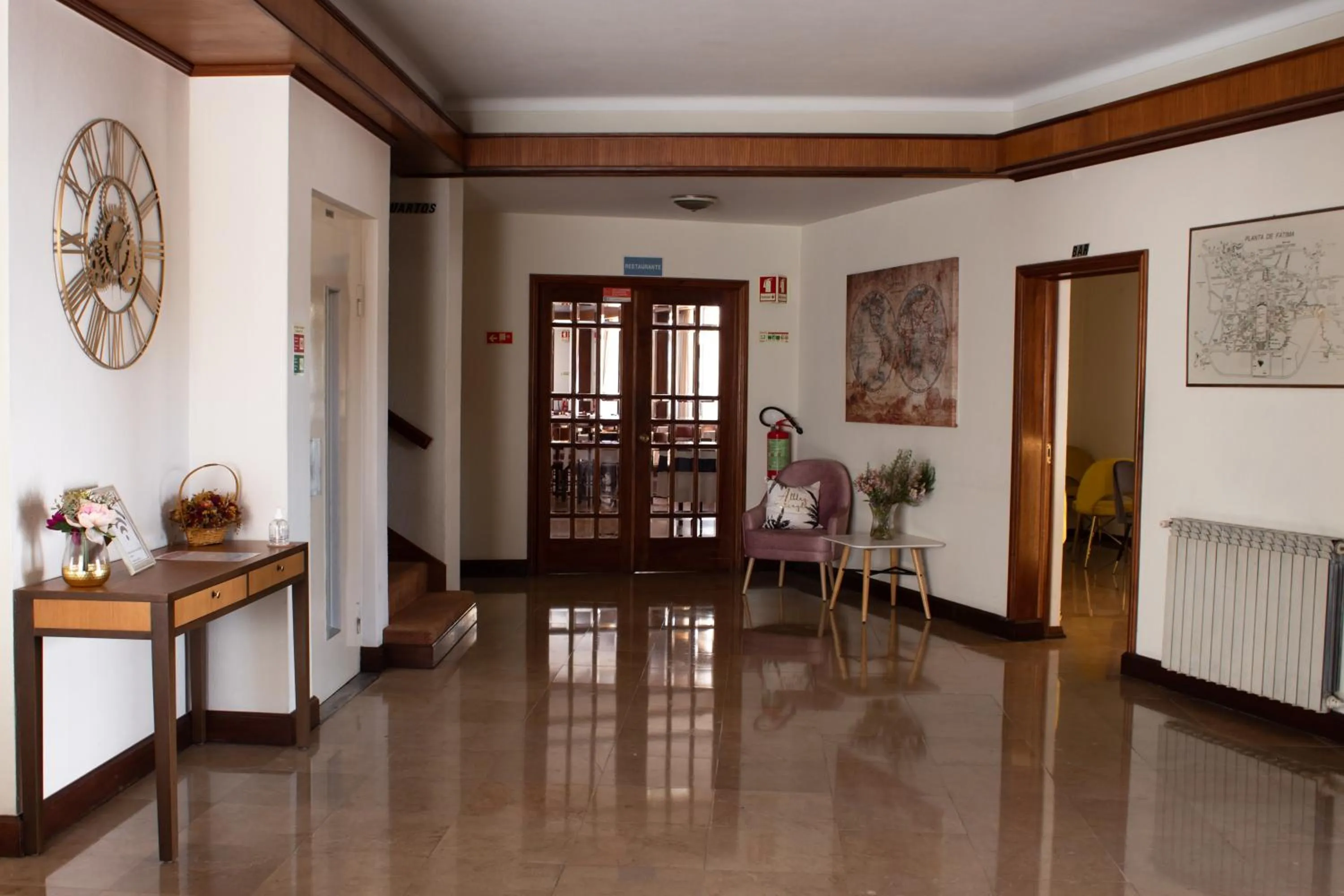 Communal lounge/ TV room in Hotel Santa Cecília